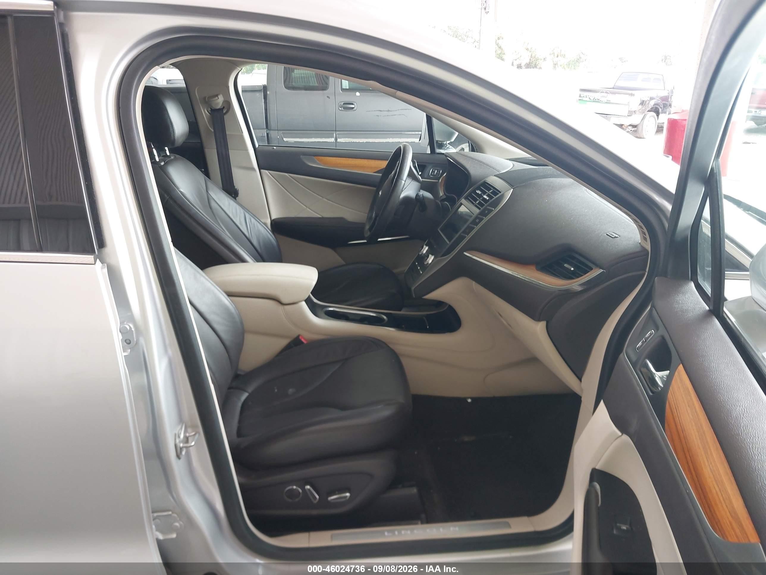 2019 Lincoln MKC VIN 5LMCJ2C9XKUL47727 IAAI salvage auction — Side, Rebuildable (Florida), sold $2,900 on 2026-09-25 (photo 5)