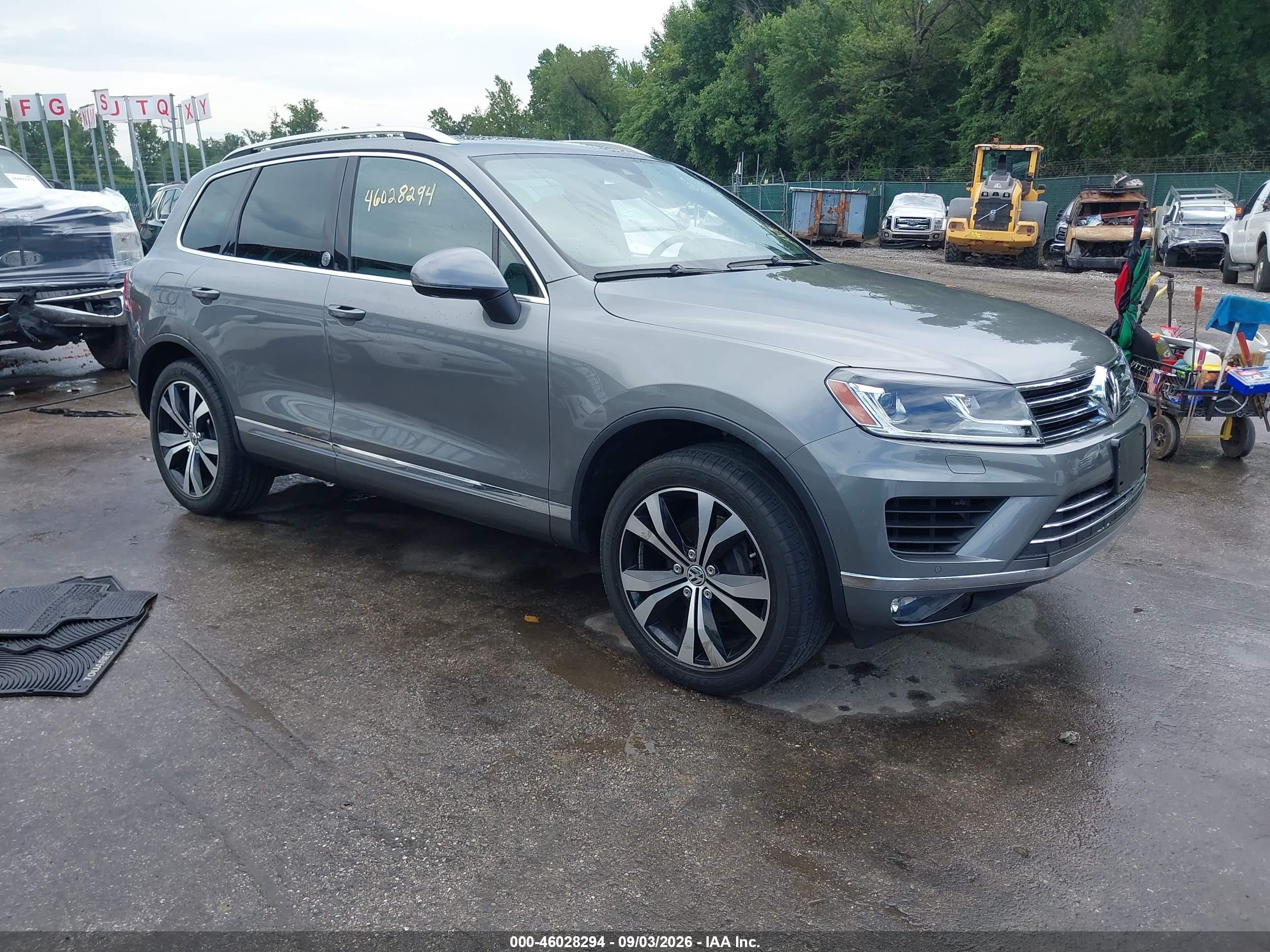 2017 Volkswagen Touareg VIN WVGRF7BP0HD002369 — IAAI salvage auction photo