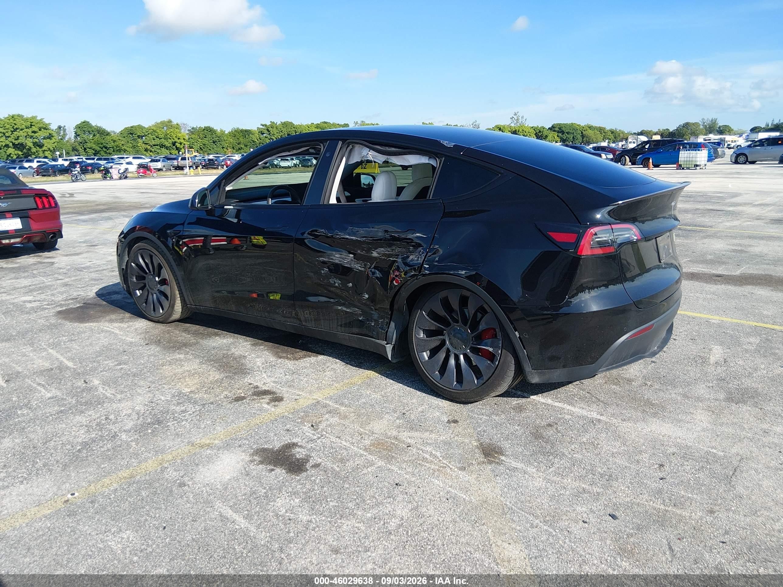 2021 Tesla Model y VIN 5YJYGDEF7MF252709 IAAI salvage auction — Side, Rebuildable (Florida), sold $10,500 on 2026-10-02 (photo 3)