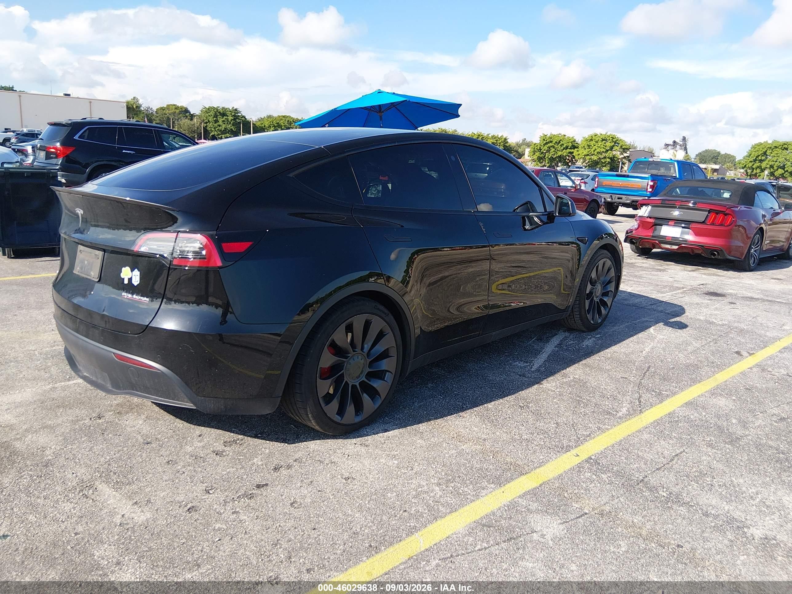 2021 Tesla Model y VIN 5YJYGDEF7MF252709 IAAI salvage auction — Side, Rebuildable (Florida), sold $10,500 on 2026-10-02 (photo 4)
