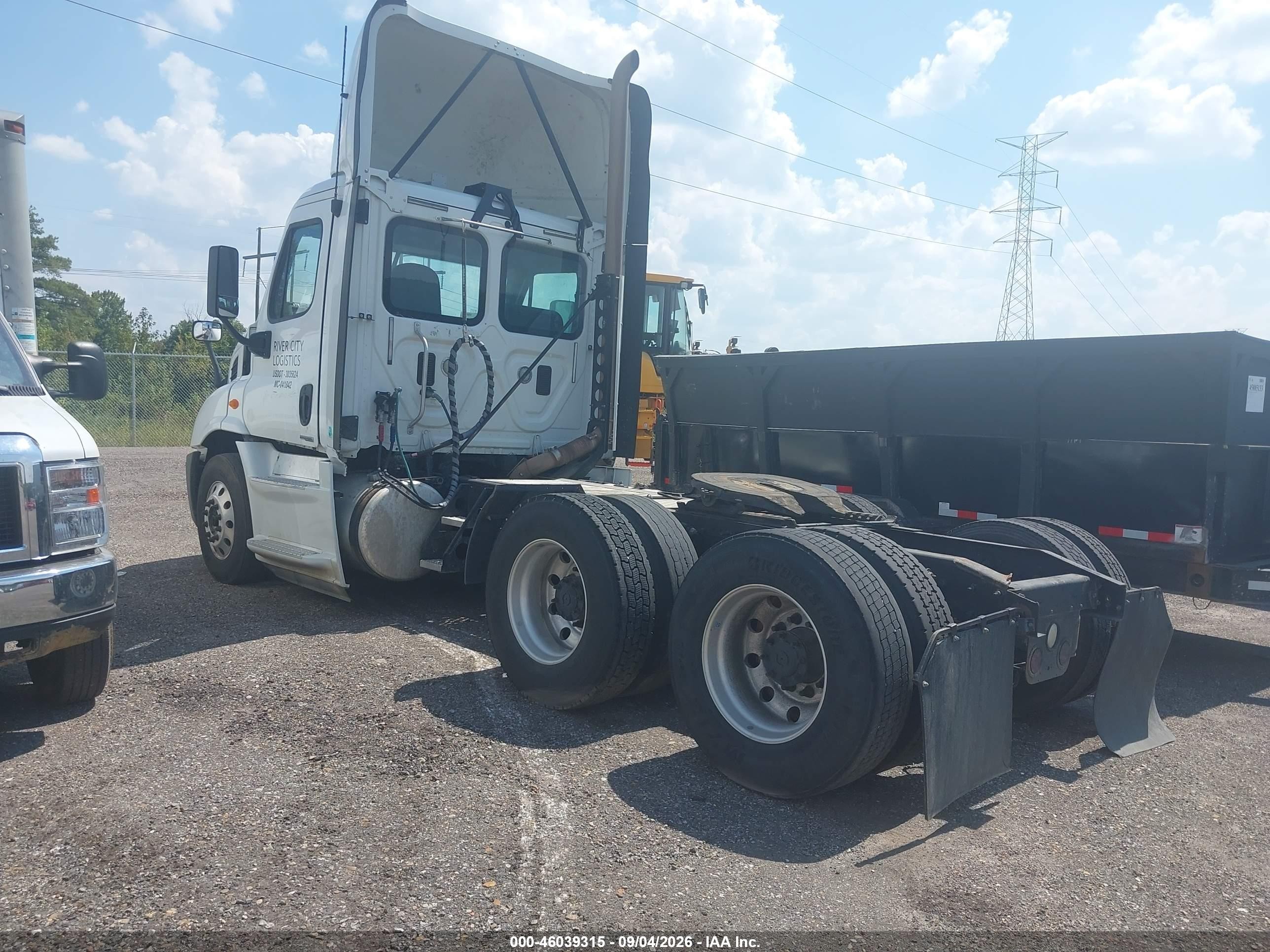 2014 Freightliner Cascadia 113 VIN 3AKJGBDV4ESFZ2123 IAAI salvage auction — Repossession, Clear (Mississippi), sold $7,000 on 2026-09-18 (photo 3)