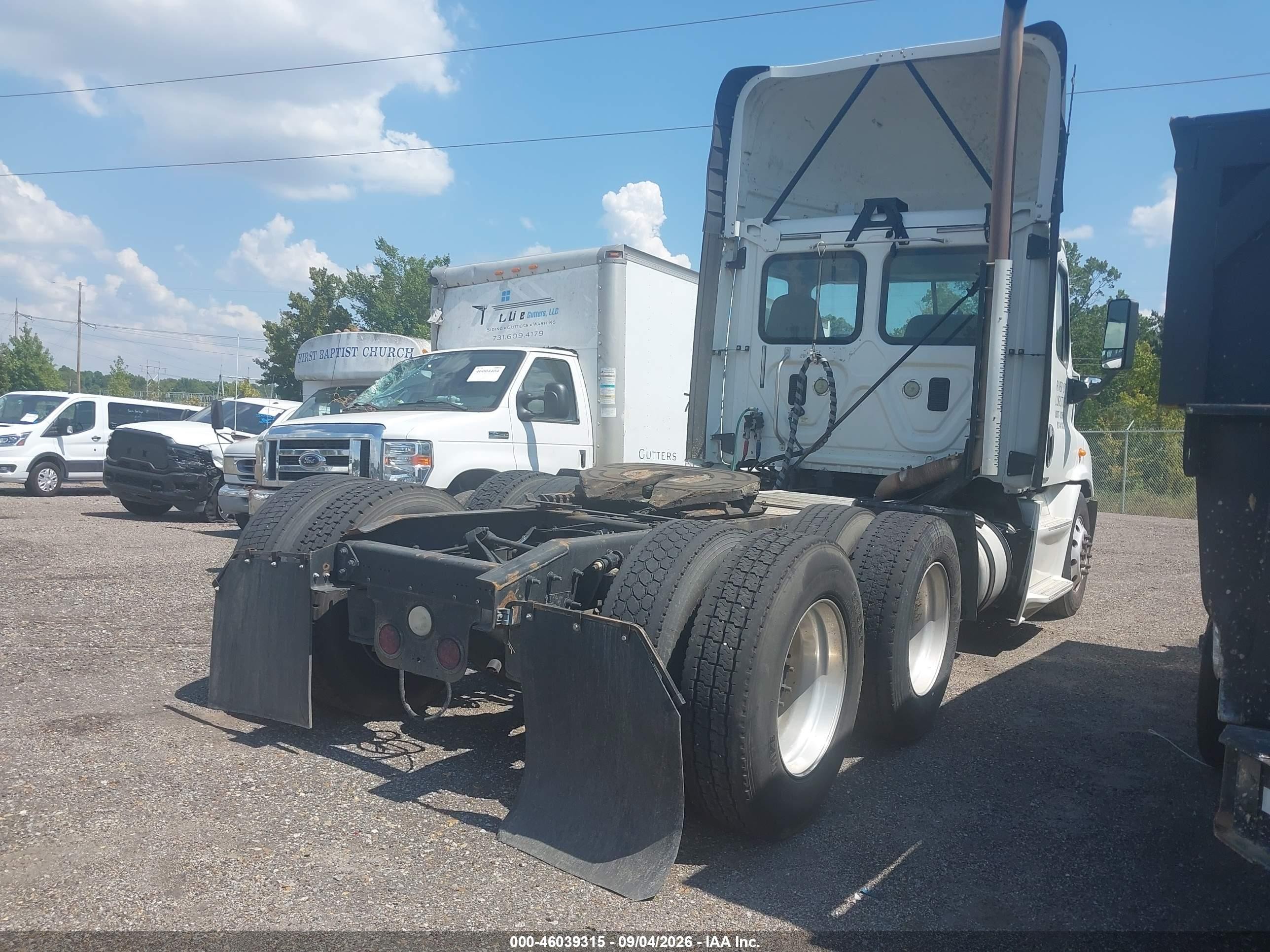 2014 Freightliner Cascadia 113 VIN 3AKJGBDV4ESFZ2123 IAAI salvage auction — Repossession, Clear (Mississippi), sold $7,000 on 2026-09-18 (photo 4)