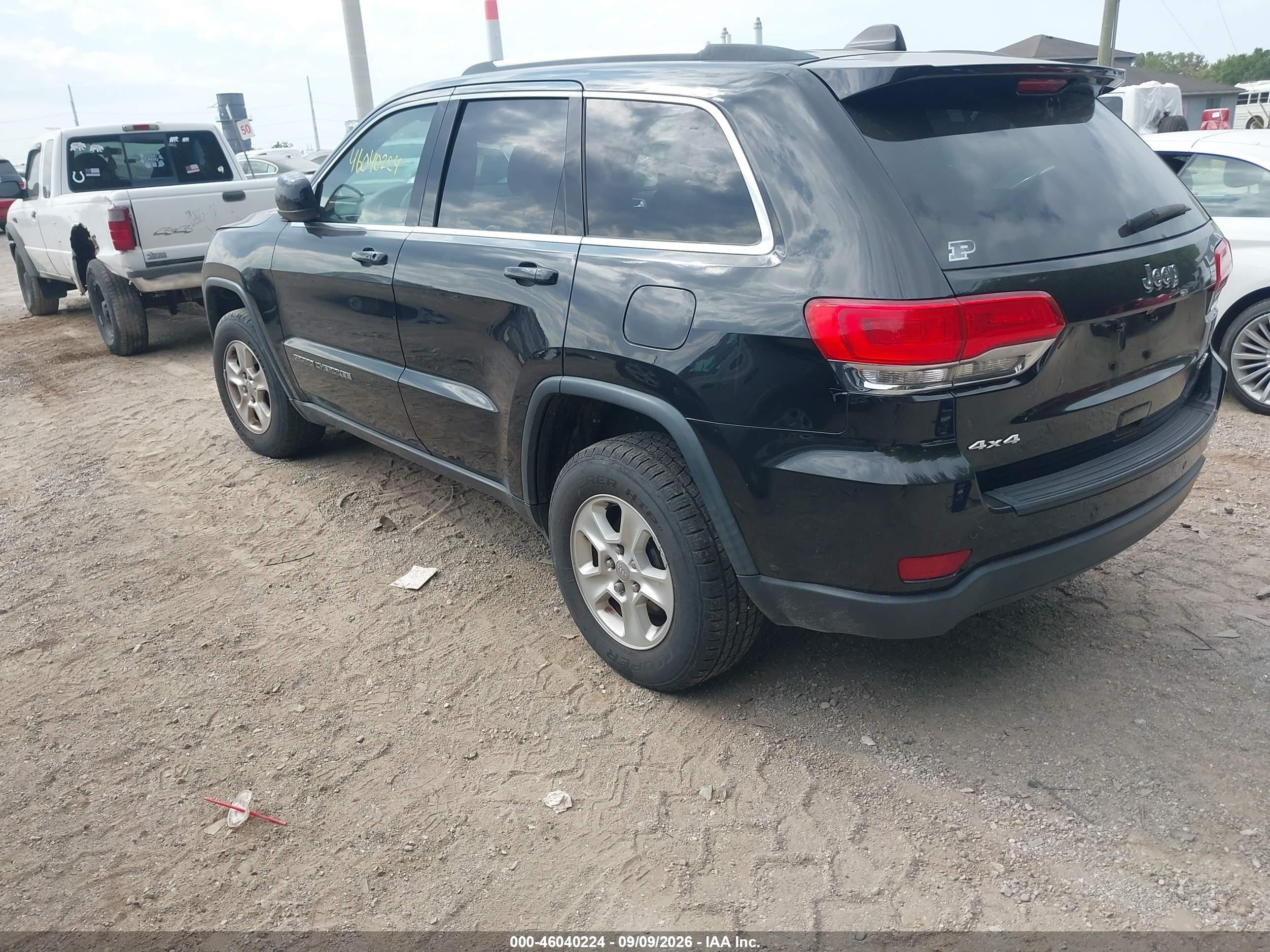 2017 Jeep Grand Cherokee VIN 1C4RJFAG1HC764226 IAAI salvage auction — Normal Wear, Clear (Indiana), sold $2,250 on 2026-10-09 (photo 3)