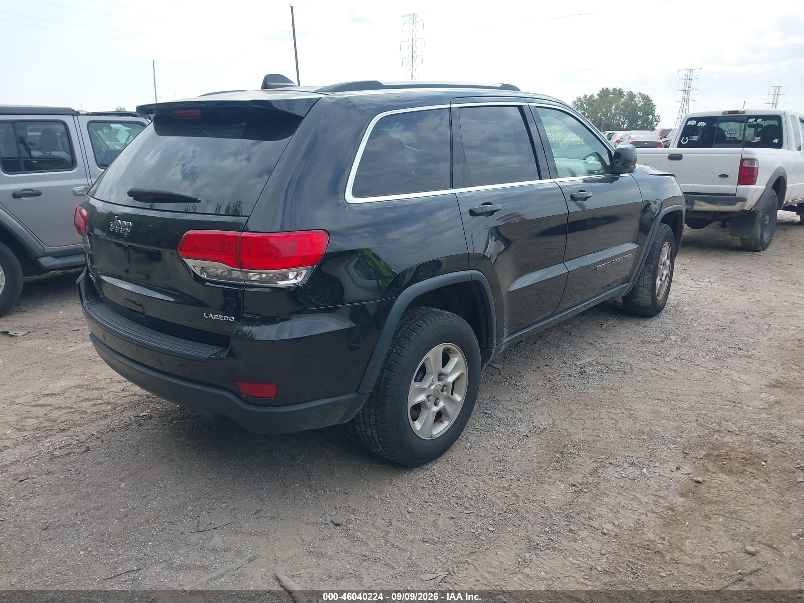 2017 Jeep Grand Cherokee VIN 1C4RJFAG1HC764226 IAAI salvage auction — Normal Wear, Clear (Indiana), sold $2,250 on 2026-10-09 (photo 4)