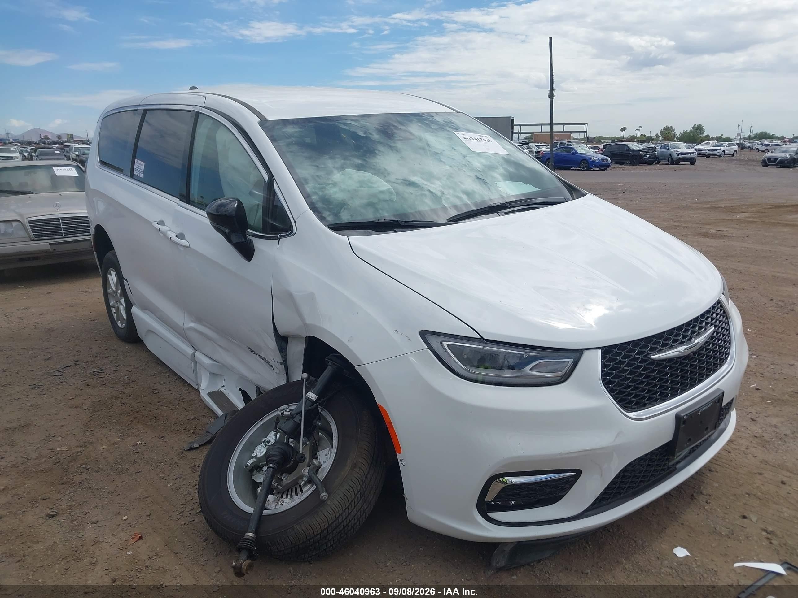 2025 Chrysler Pacifica VIN 2C4RC1BG0SR579742 — IAAI salvage auction photo