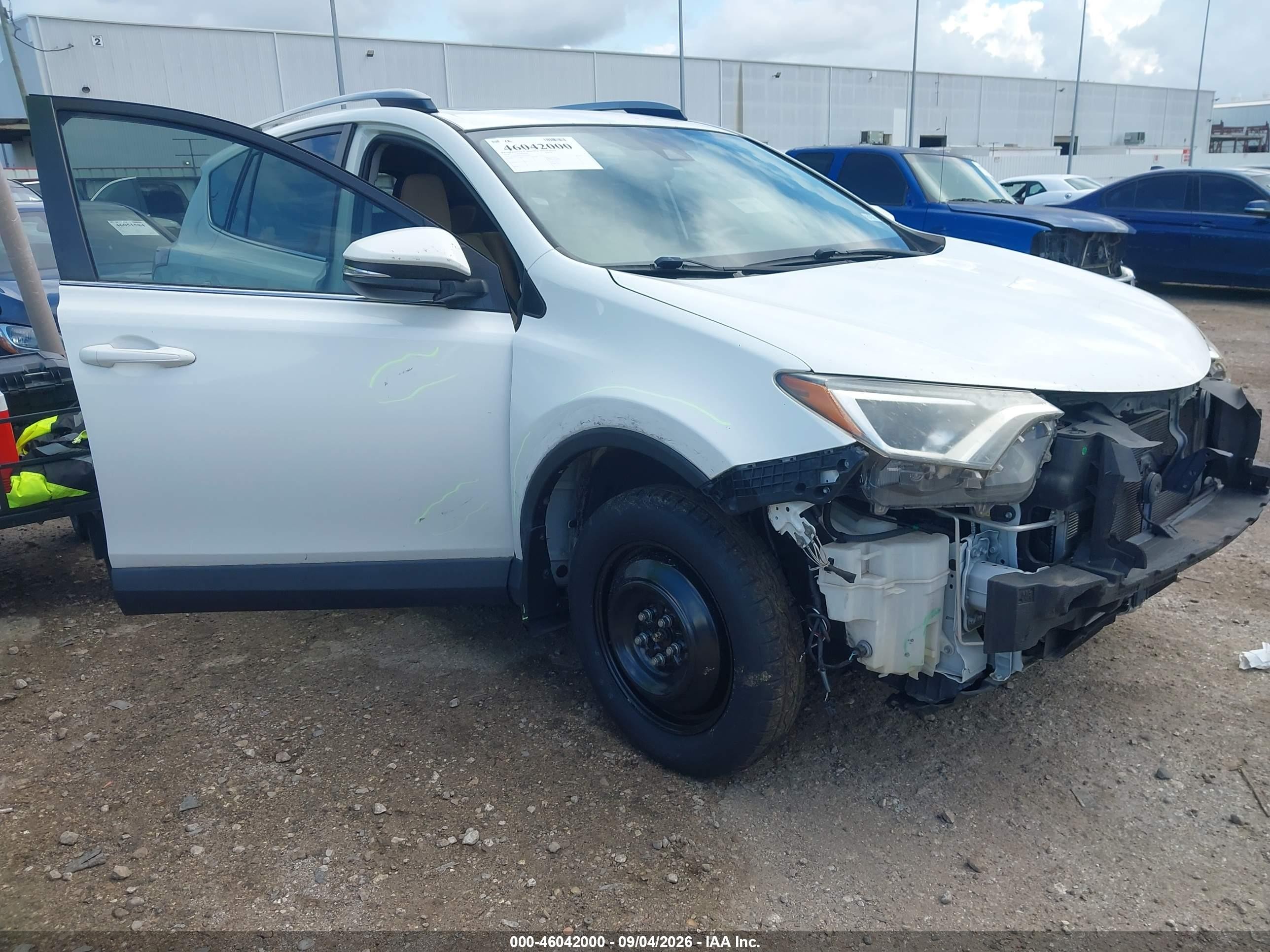 2018 Toyota RAV4 VIN JTMWFREV3JJ169782 — IAAI salvage auction photo