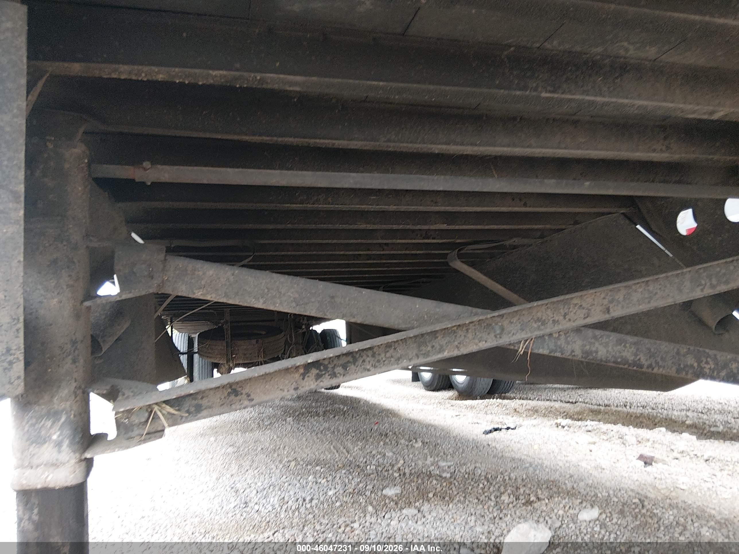 2019 Utility Trailer Mfg Unknown VIN 1UYVS2530K7658007 IAAI salvage auction — Undercarriage, Salvage (Missouri), sold $14,500 on 2026-10-21 (photo 8)