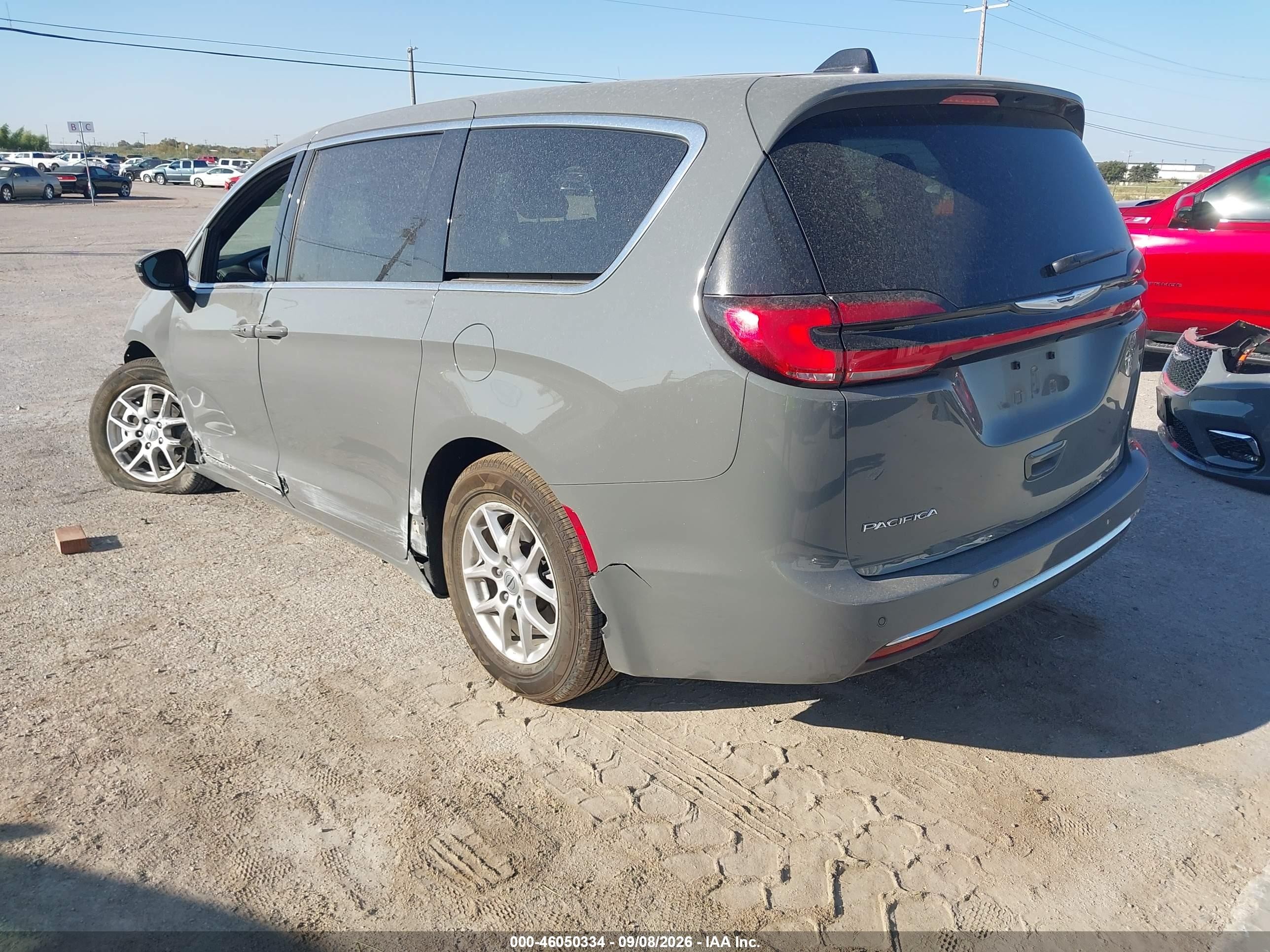 2025 Chrysler Pacifica VIN 2C4RC1BG9SR552863 IAAI salvage auction — Side, Enterprise Vehicles Clear Only (Illinois), sold $12,700 on 2026-09-13 (photo 3)