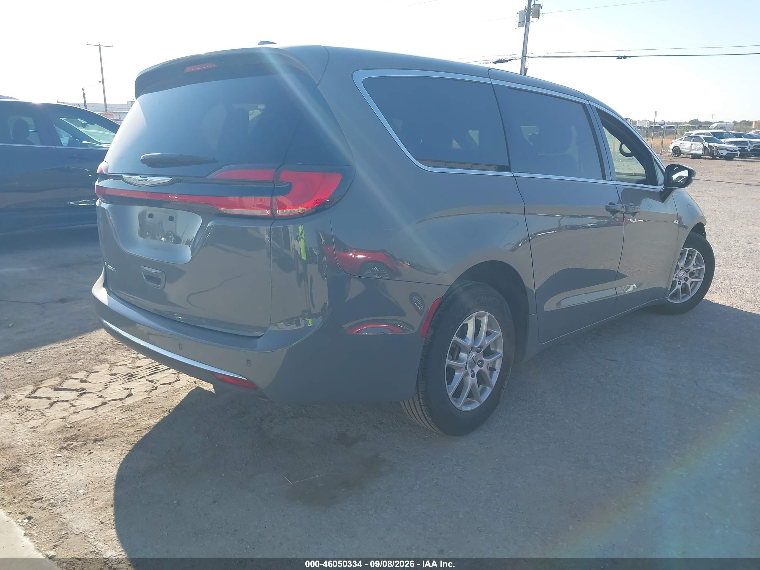 2025 Chrysler Pacifica VIN 2C4RC1BG9SR552863 IAAI salvage auction — Side, Enterprise Vehicles Clear Only (Illinois), sold $12,700 on 2026-09-13 (photo 4)