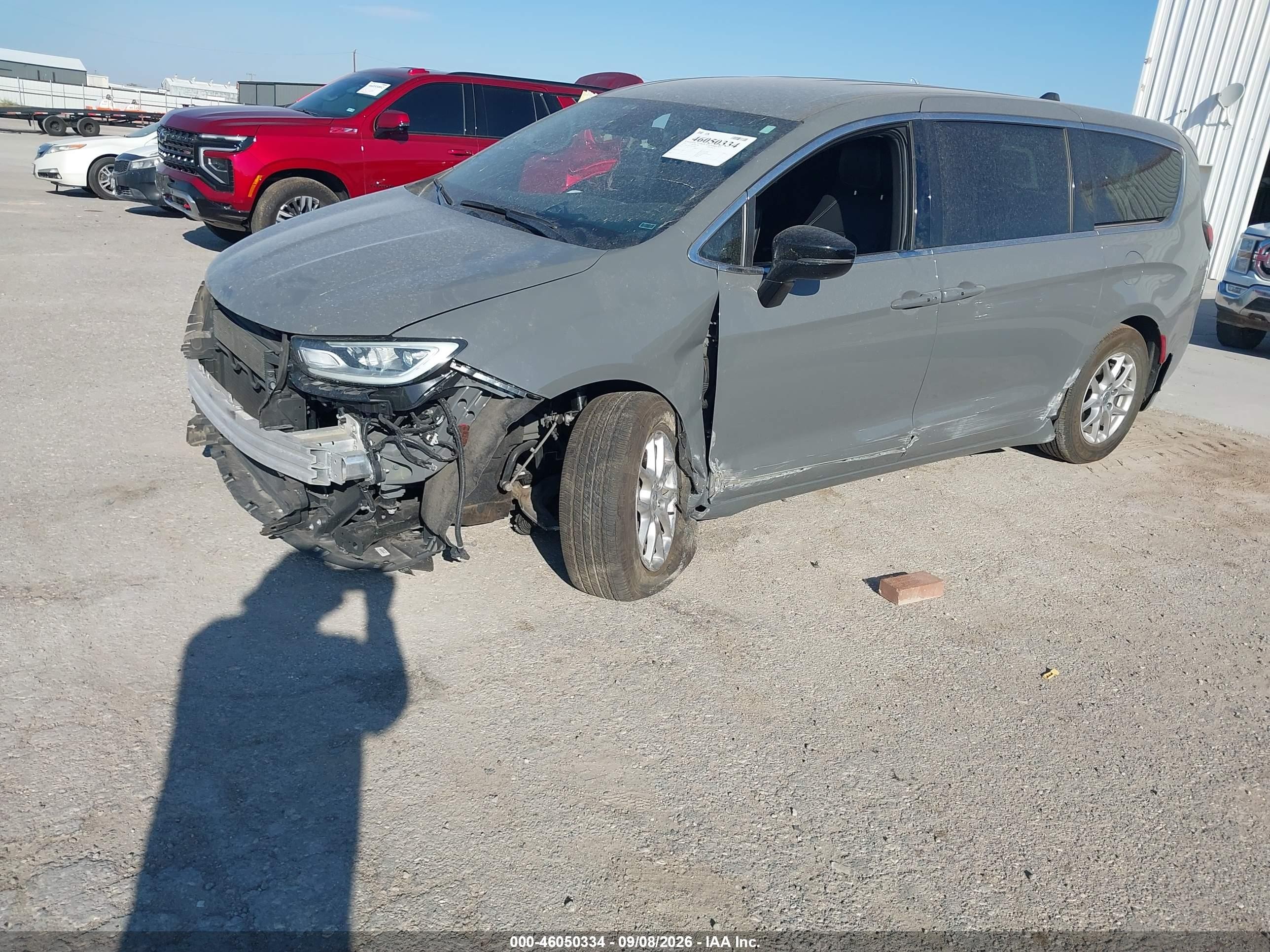 2025 Chrysler Pacifica VIN 2C4RC1BG9SR552863 IAAI salvage auction — Side, Enterprise Vehicles Clear Only (Illinois), sold $12,700 on 2026-09-13 (photo 6)