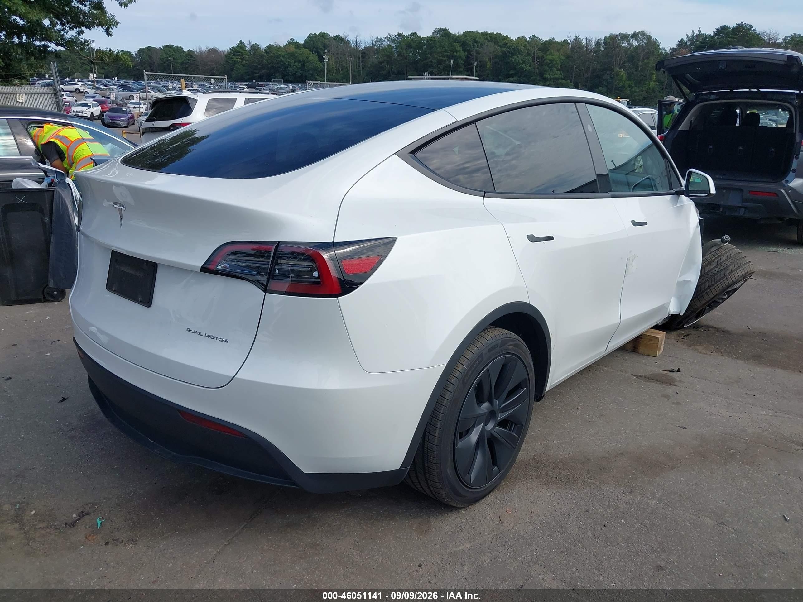 2024 Tesla Model Y VIN 7SAYGDEE0RF152663 IAAI salvage auction — Side, Mv-907A (New York), sold $14,200 on 2026-09-14 (photo 4)