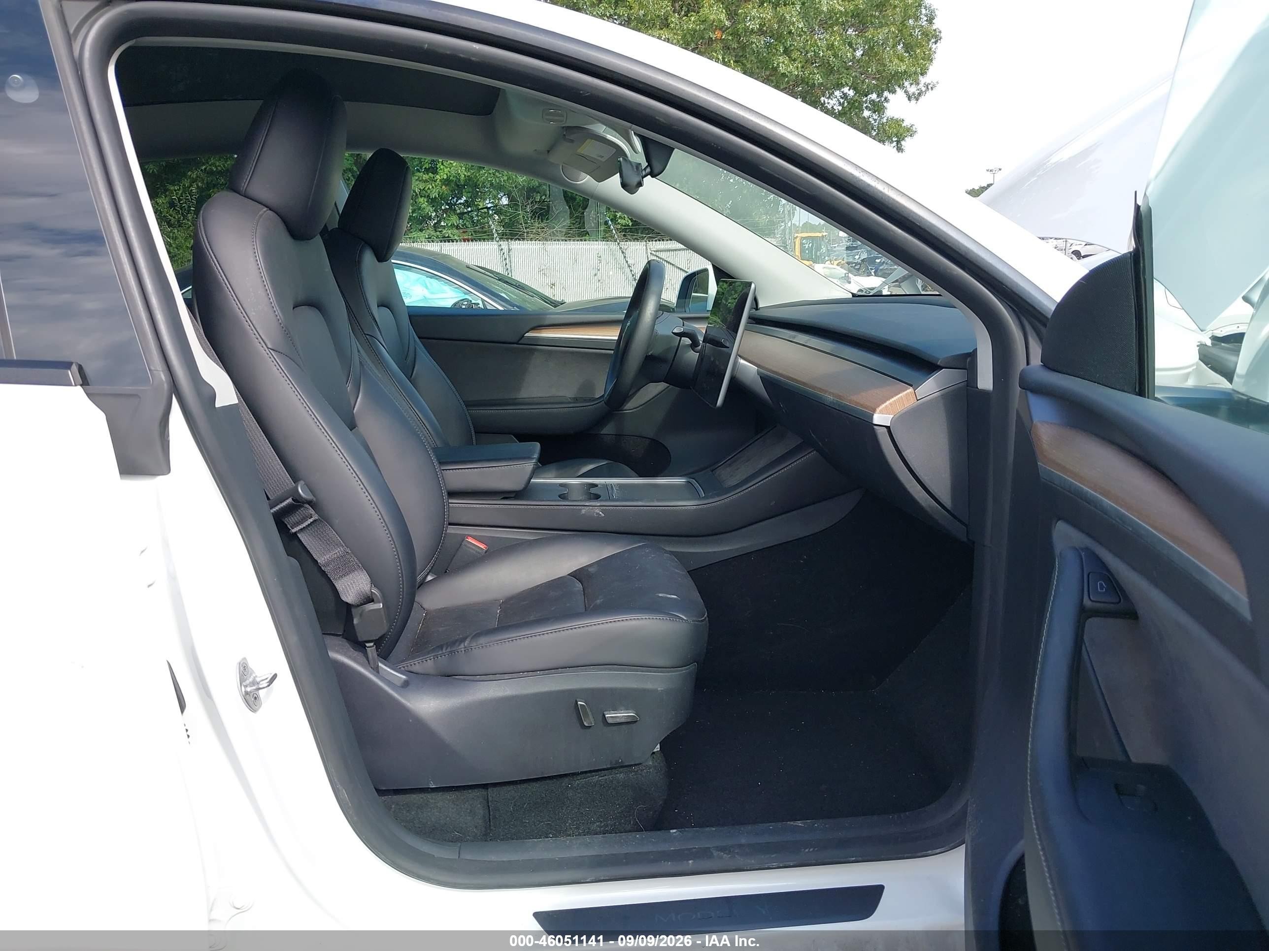 2024 Tesla Model Y VIN 7SAYGDEE0RF152663 IAAI salvage auction — Side, Mv-907A (New York), sold $14,200 on 2026-09-14 (photo 5)