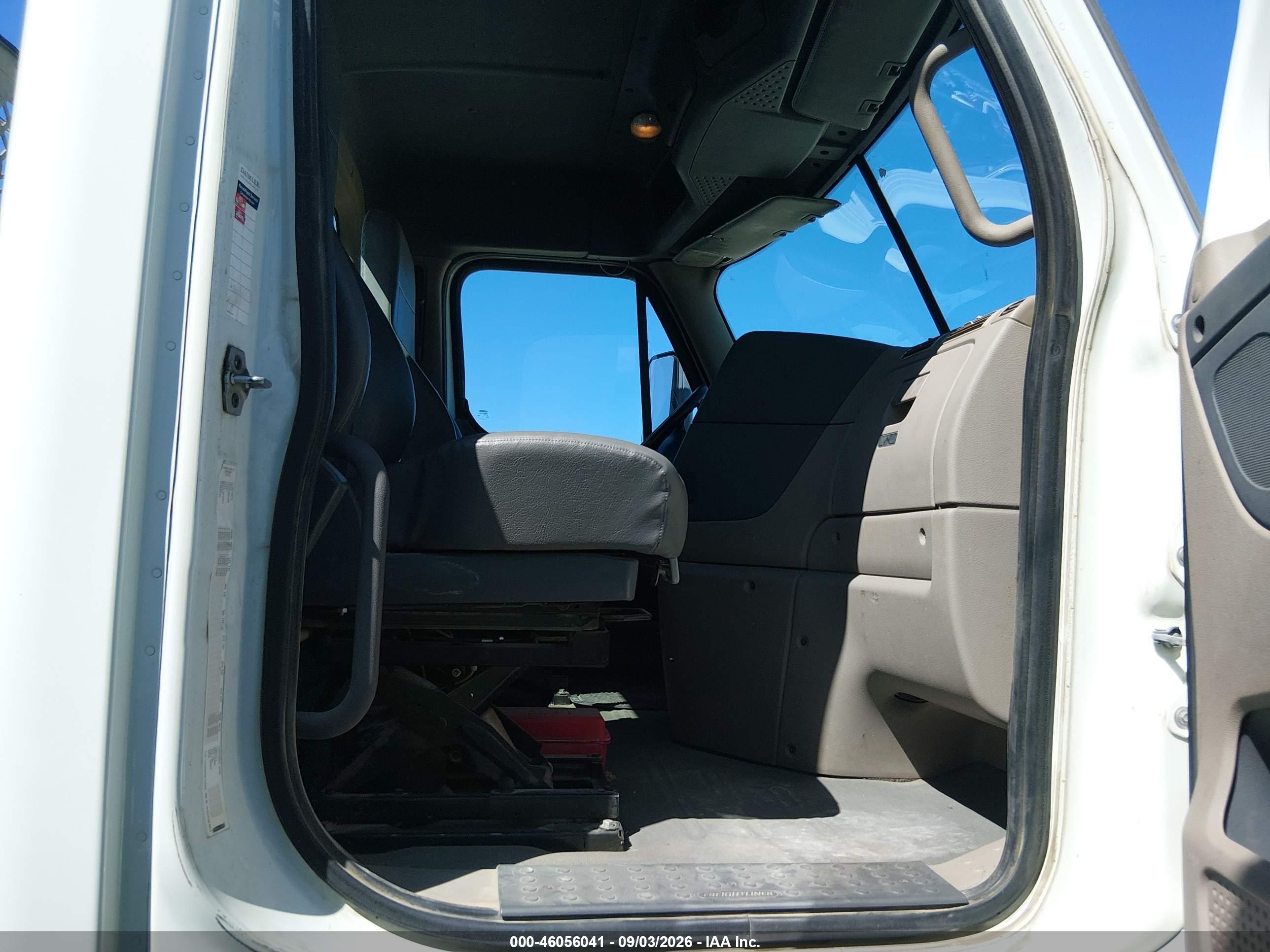 2013 Freightliner Cascadia 113 VIN 1FUJGBDV5DLFF6463 — IAAI salvage auction photo
