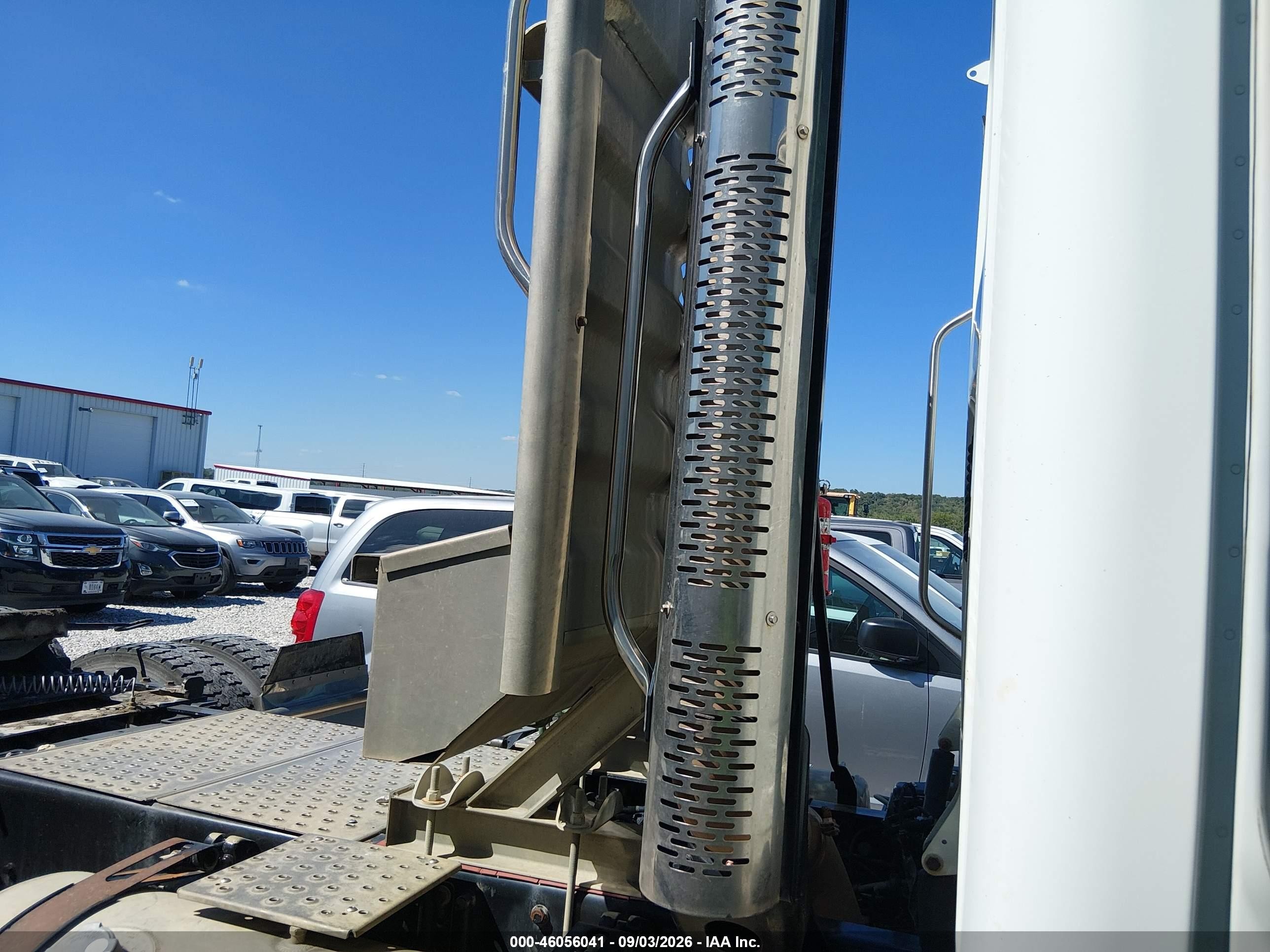 2013 Freightliner Cascadia 113 VIN 1FUJGBDV5DLFF6463 IAAI salvage auction — Normal Wear, SF97 (Oklahoma), sold $16,075 on 2026-09-16 (photo 4)
