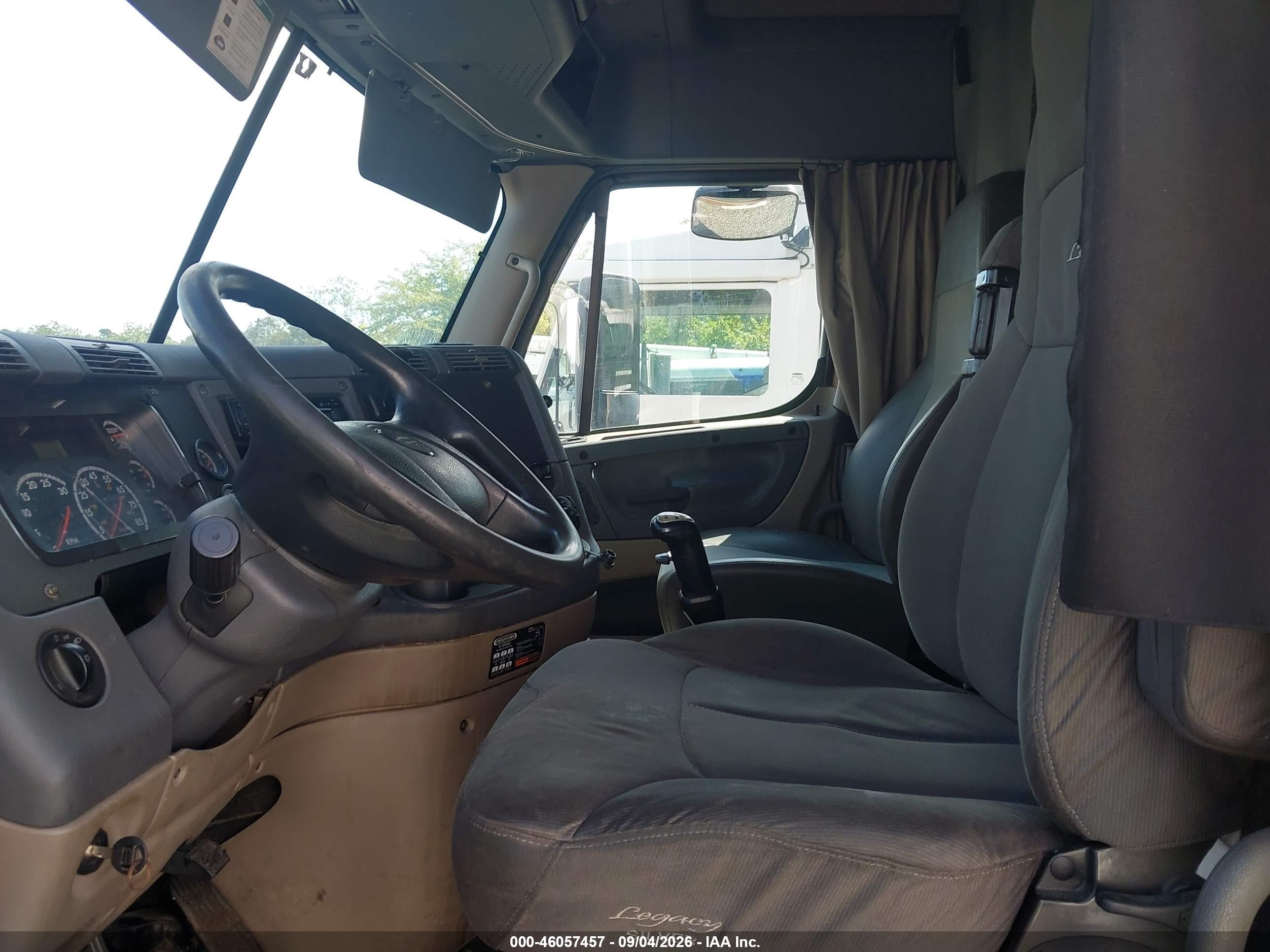 2014 Freightliner Cascadia 113 VIN 3AKJGHDV4ESFU9730 IAAI salvage auction — Side, Clear (New Jersey), sold $13,500 on 2026-10-02 (photo 6)