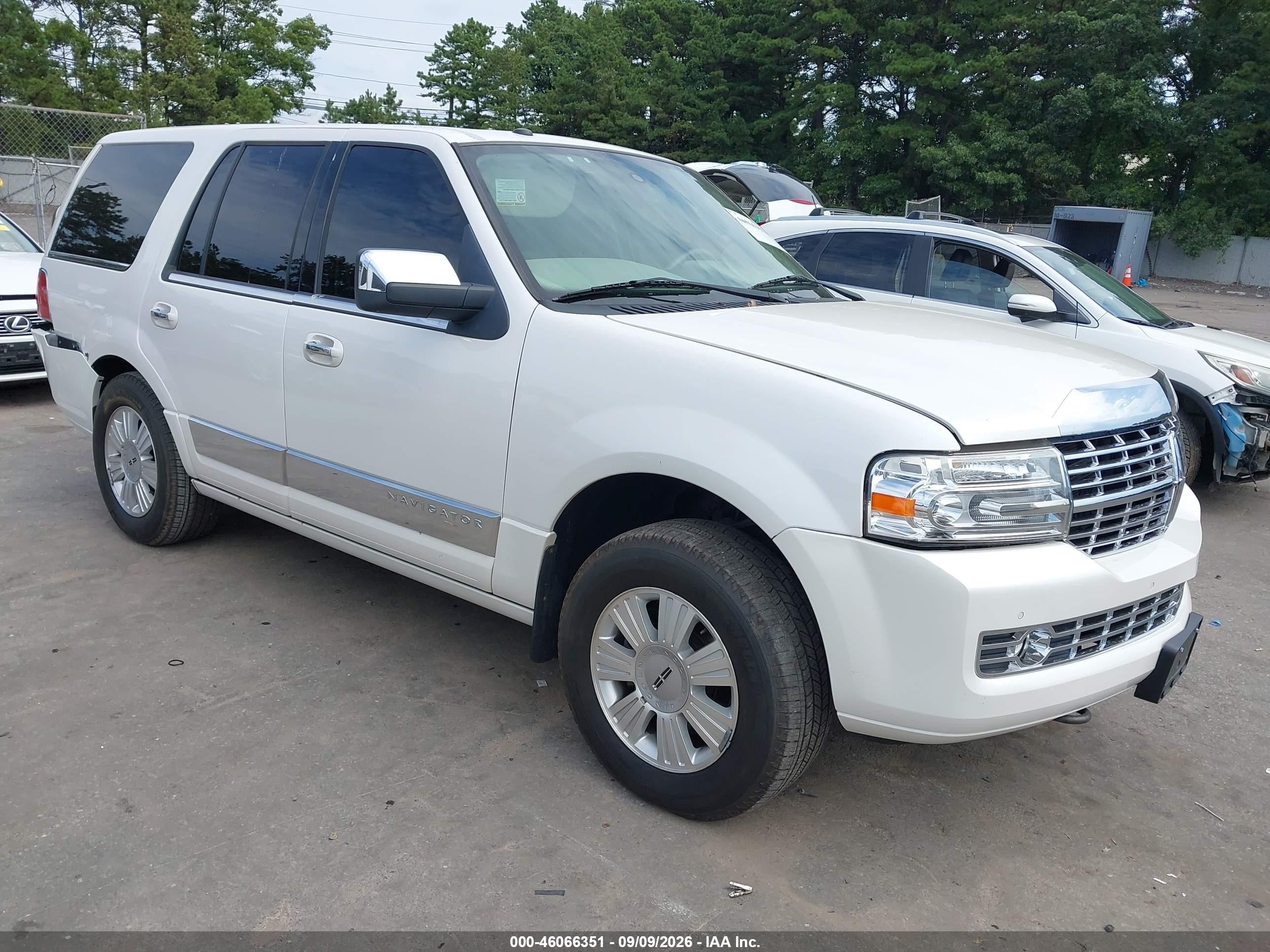 2010 Lincoln Navigator VIN 5LMJJ2J53AEJ03613 IAAI salvage auction — Rear End, Wait Title, sold $825 on 2026-09-20 (photo 1)