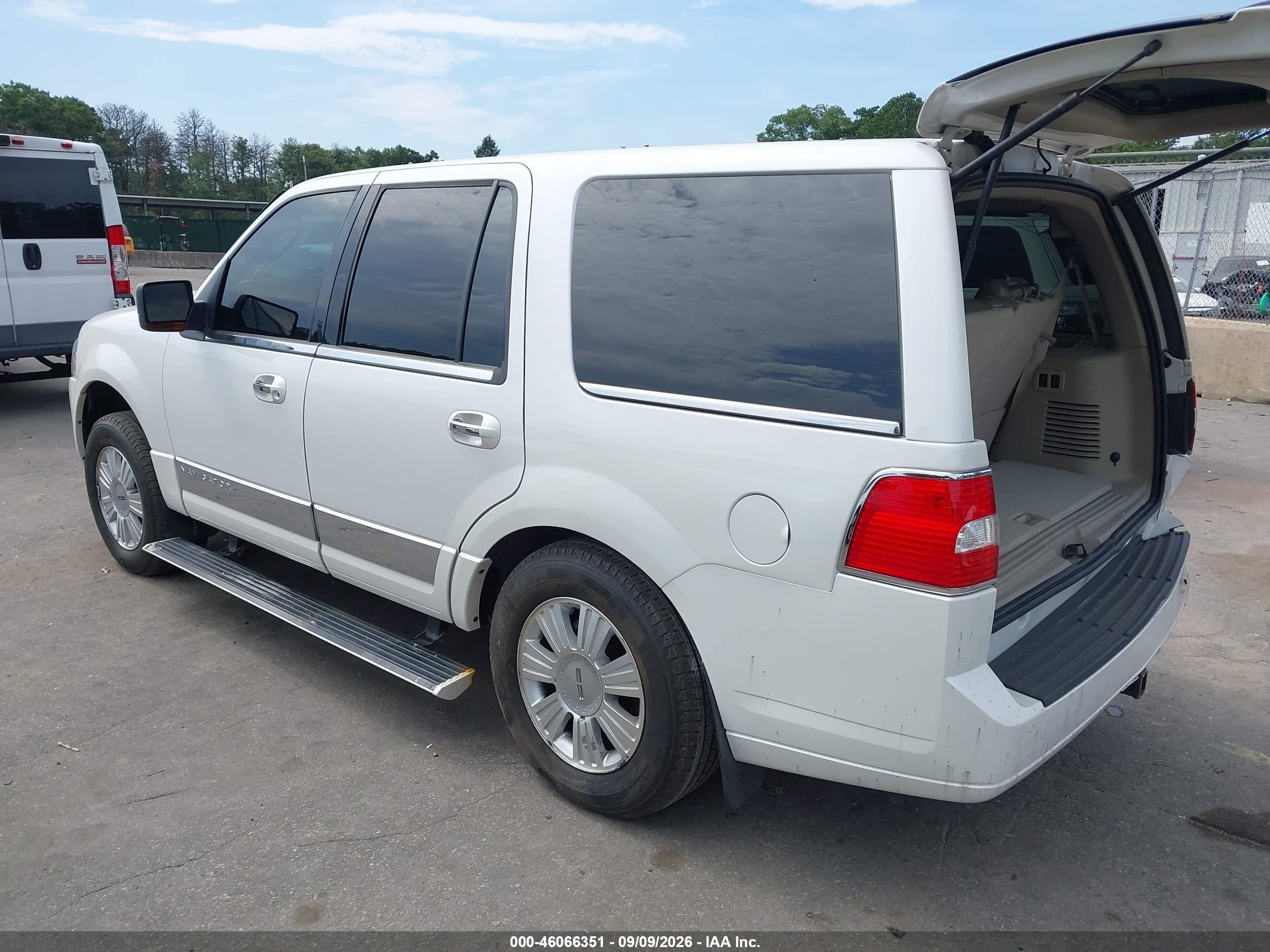2010 Lincoln Navigator VIN 5LMJJ2J53AEJ03613 IAAI salvage auction — Rear End, Wait Title, sold $825 on 2026-09-20 (photo 3)