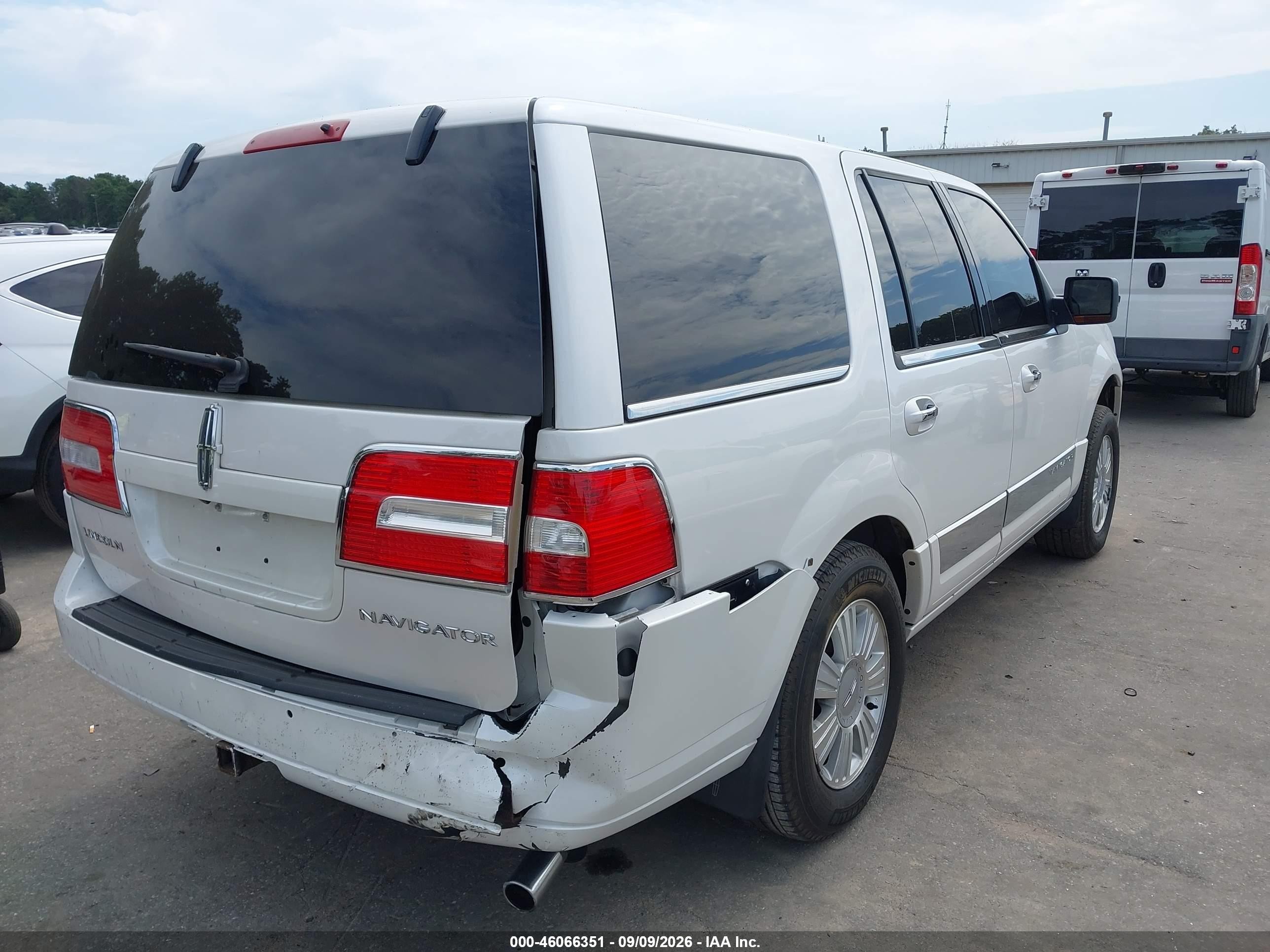 2010 Lincoln Navigator VIN 5LMJJ2J53AEJ03613 IAAI salvage auction — Rear End, Wait Title, sold $825 on 2026-09-20 (photo 6)
