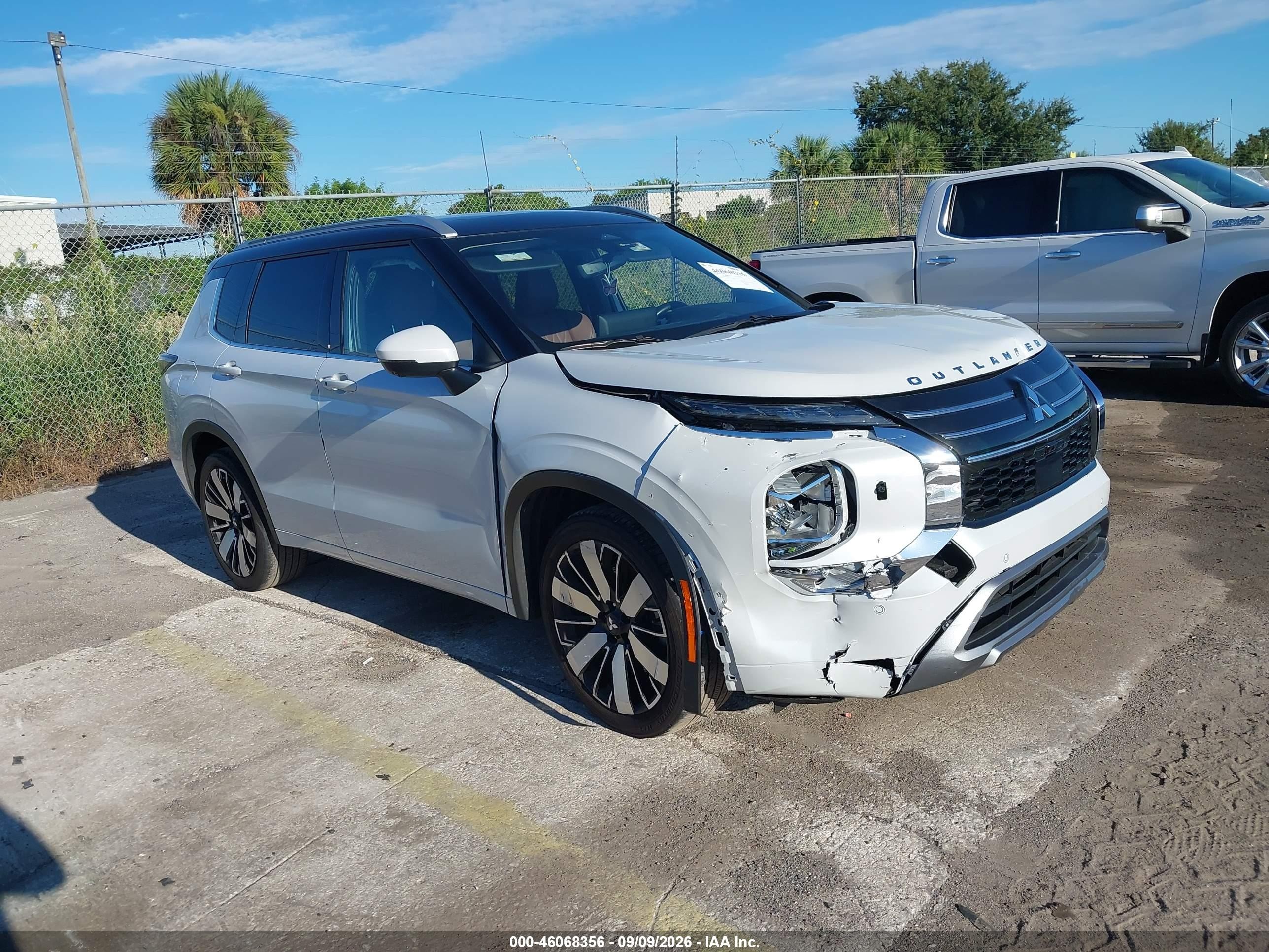 2025 Mitsubishi Outlander VIN JA4J4WA83SZ042400 IAAI salvage auction — Unknown, Rebuildable (Florida), sold $15,600 on 2026-09-24 (photo 1)