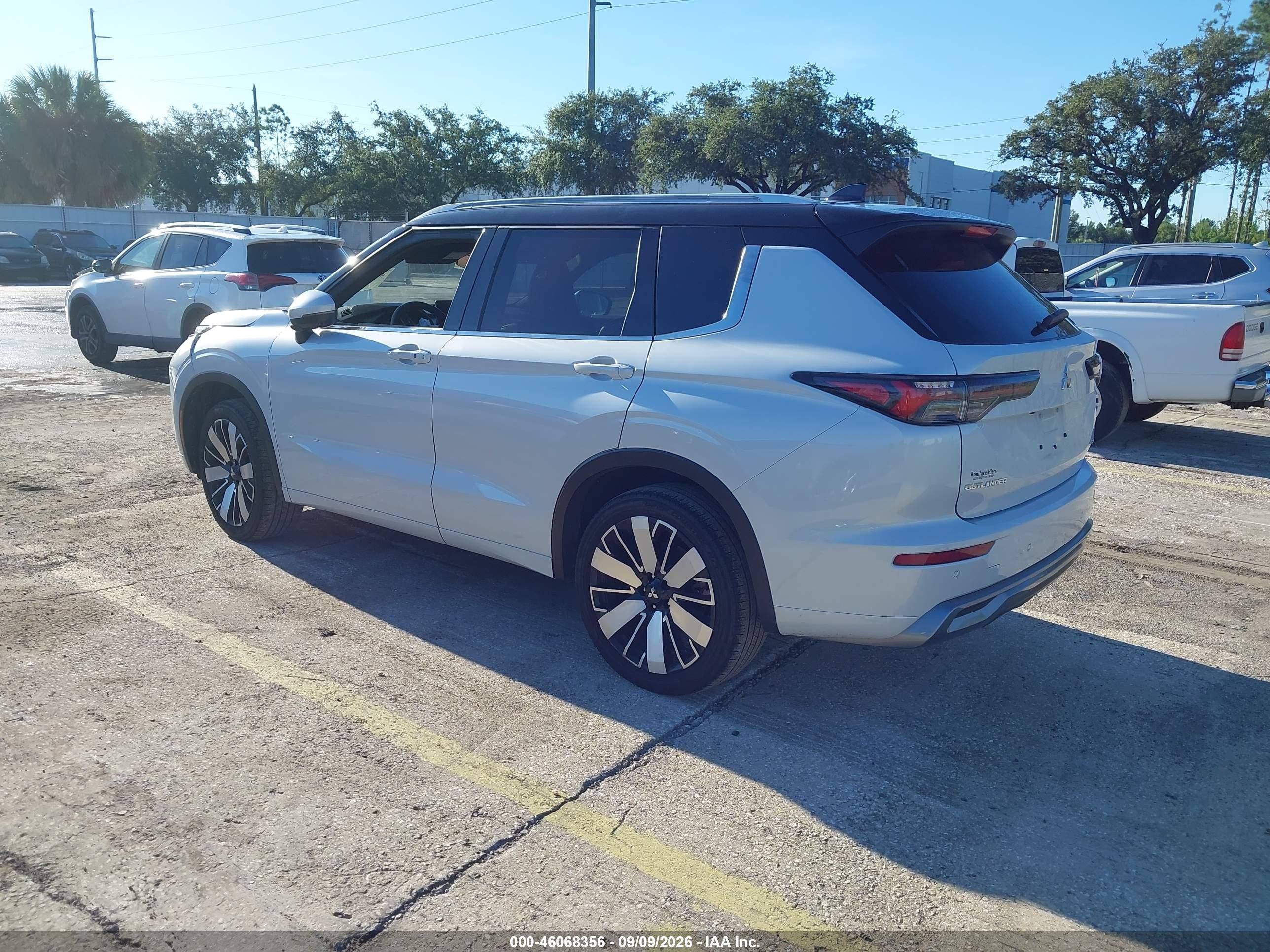 2025 Mitsubishi Outlander VIN JA4J4WA83SZ042400 IAAI salvage auction — Unknown, Rebuildable (Florida), sold $15,600 on 2026-09-24 (photo 3)