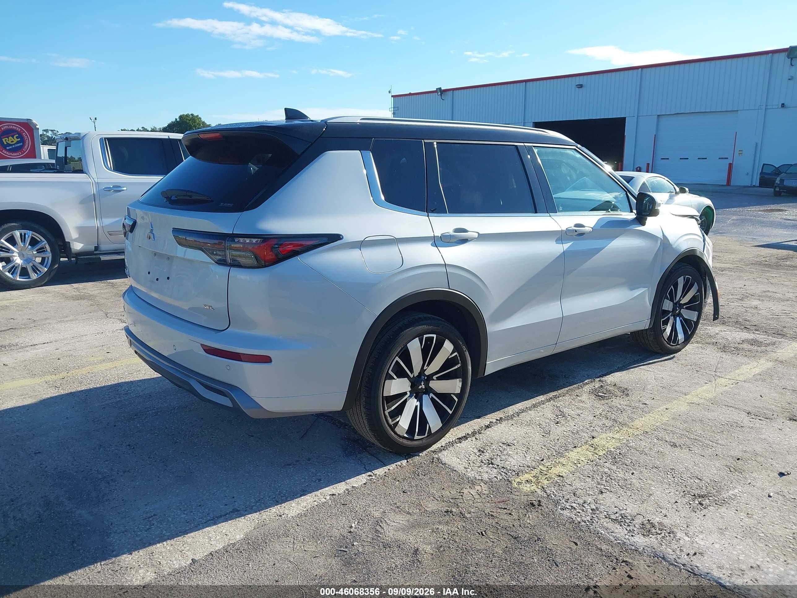 2025 Mitsubishi Outlander VIN JA4J4WA83SZ042400 IAAI salvage auction — Unknown, Rebuildable (Florida), sold $15,600 on 2026-09-24 (photo 4)