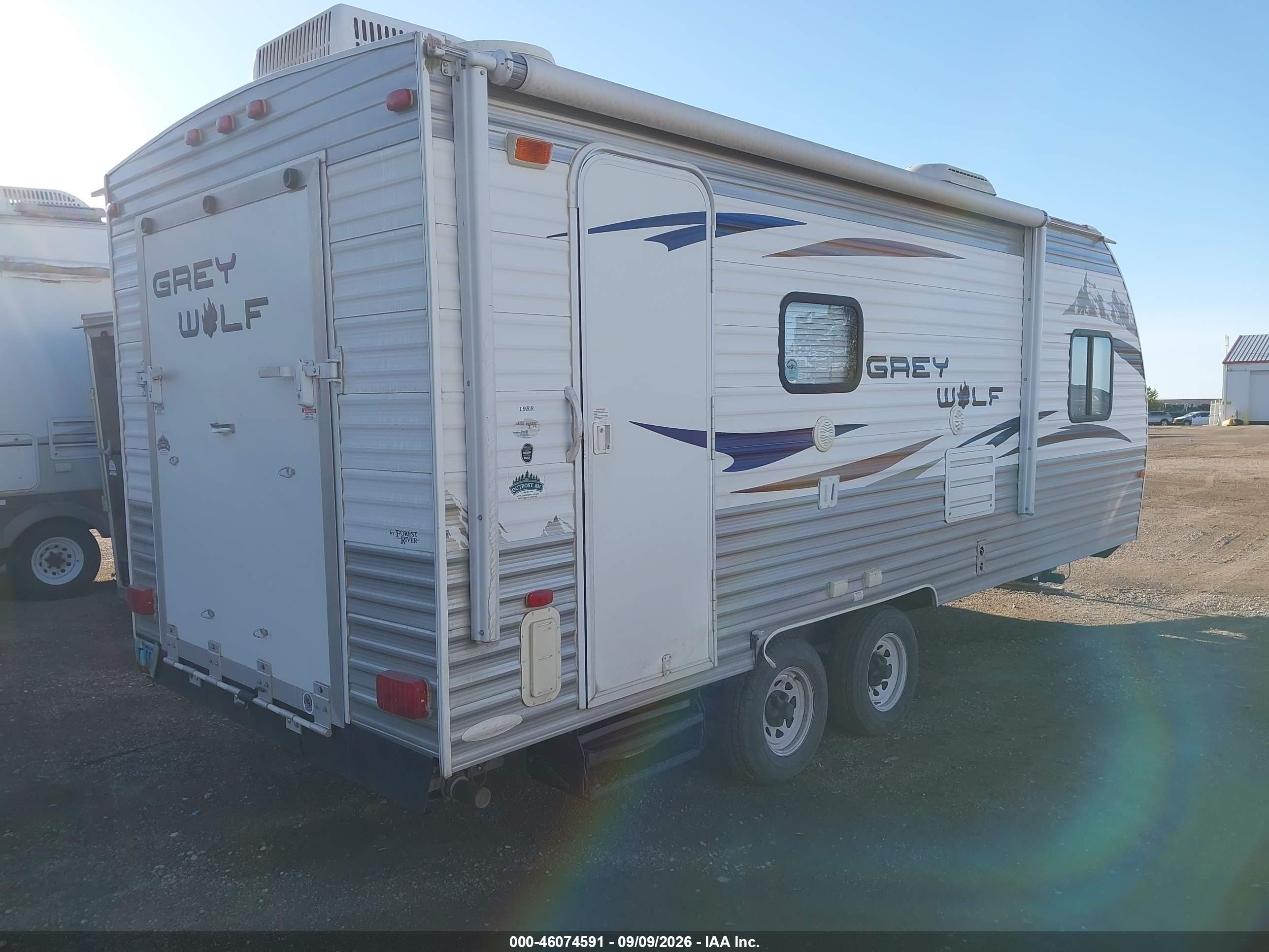 2012 Forest River Grey Wolf VIN 4X4TCKU28CY204041 IAAI salvage auction — Side, Salvage (North Dakota), sold $1,600 on 2026-10-10 (photo 4)