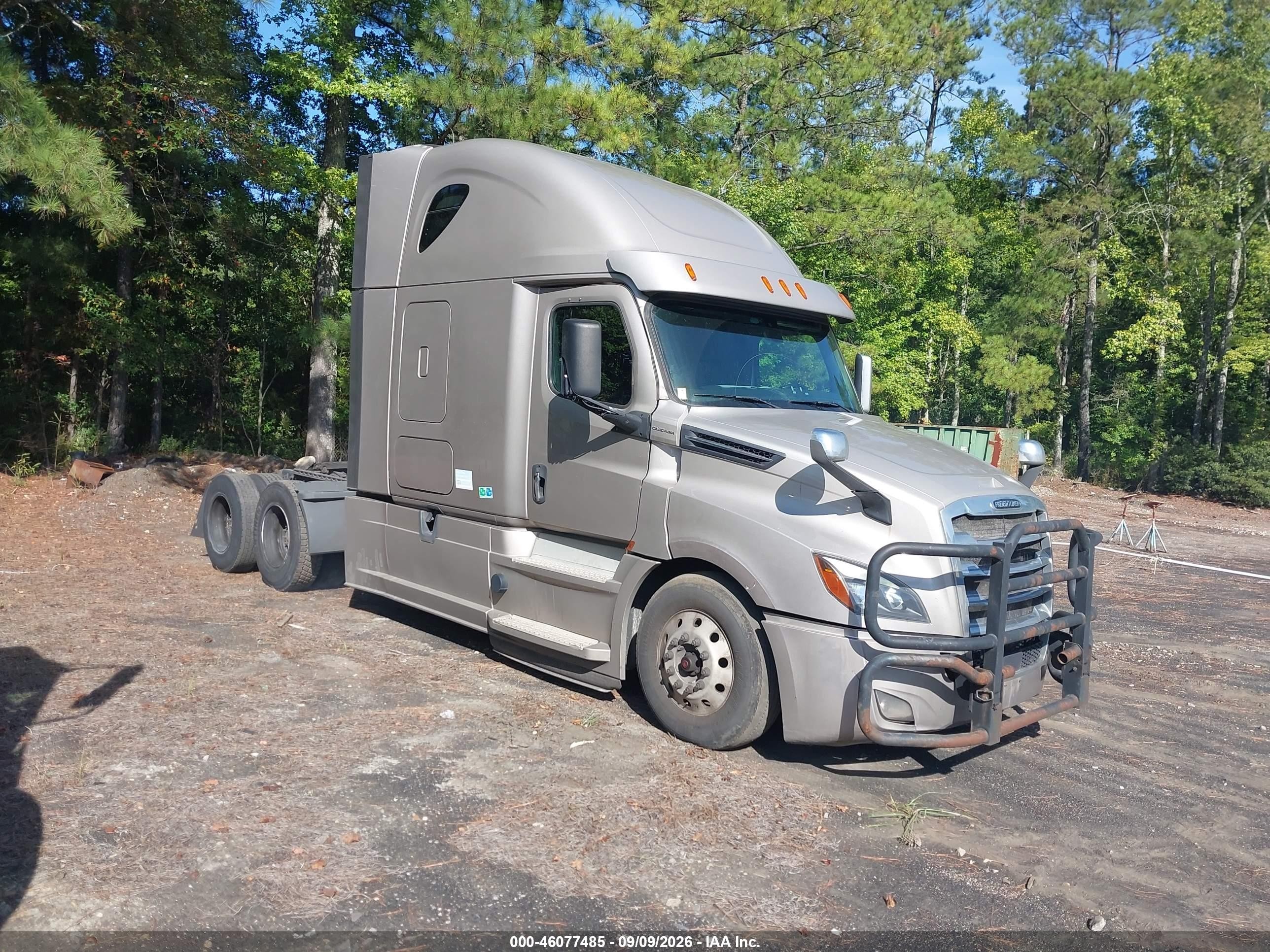 2019 Freightliner New Cascadia 126 VIN 1FUJHHDRXKLKS9512 IAAI salvage auction — Side, Clear (Virginia), sold $15,000 on 2026-09-22 (photo 1)