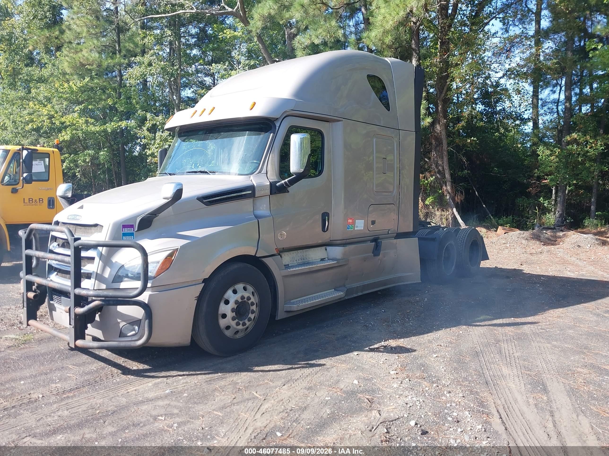 2019 Freightliner New Cascadia 126 VIN 1FUJHHDRXKLKS9512 IAAI salvage auction — Side, Clear (Virginia), sold $15,000 on 2026-09-22 (photo 2)