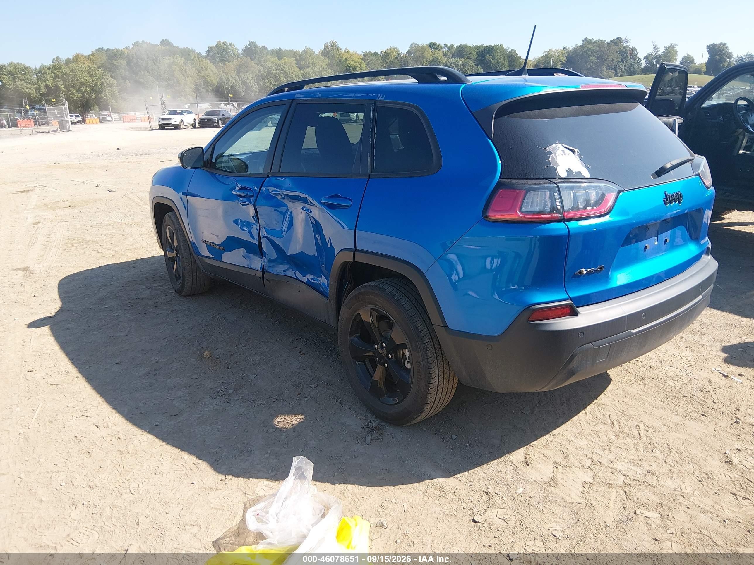 2023 Jeep Cherokee VIN 1C4PJMMB7PD108861 IAAI salvage auction — Side, Salvage (Tennessee), sold $8,500 on 2026-10-01 (photo 3)