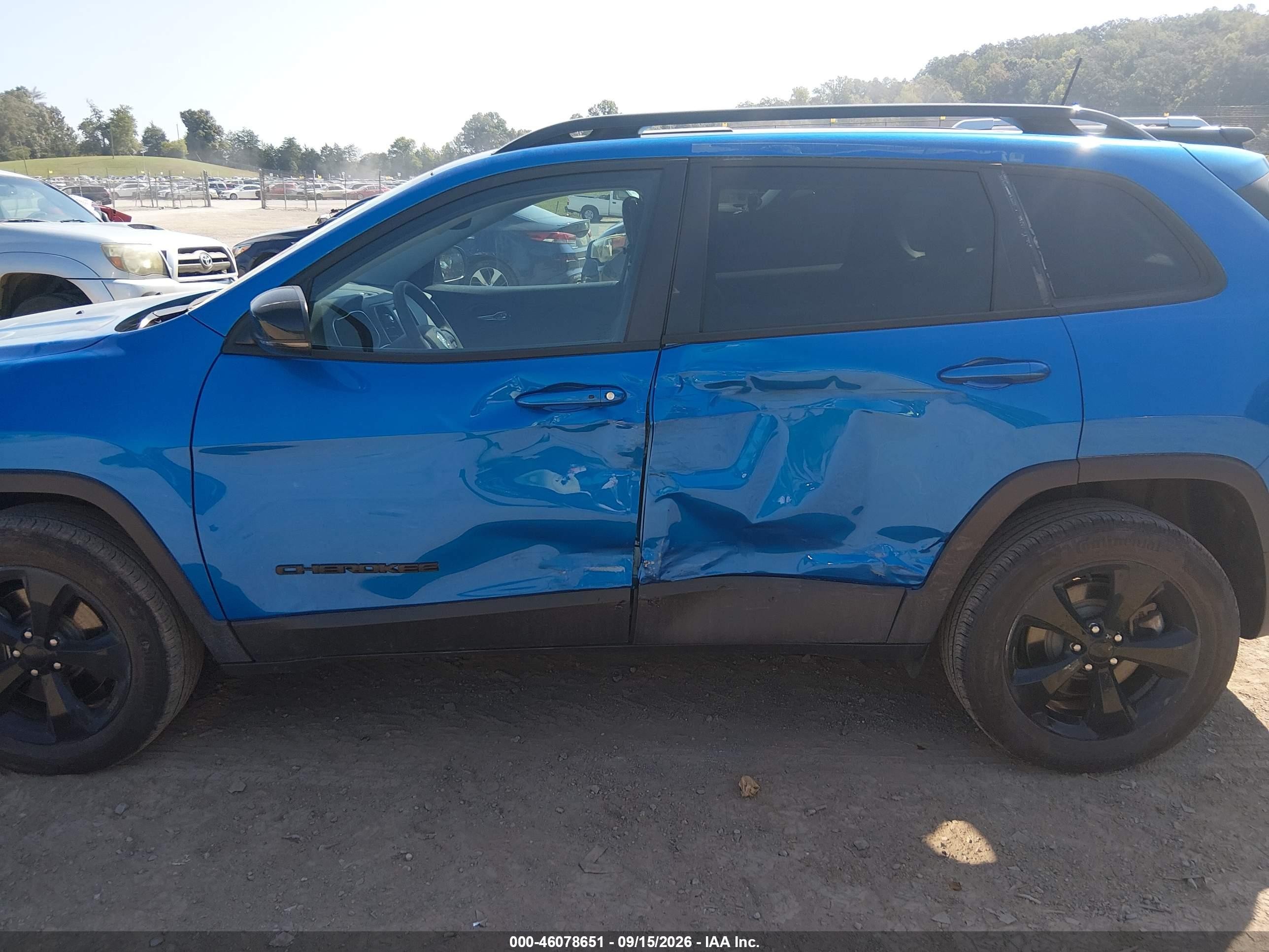 2023 Jeep Cherokee VIN 1C4PJMMB7PD108861 IAAI salvage auction — Side, Salvage (Tennessee), sold $8,500 on 2026-10-01 (photo 6)