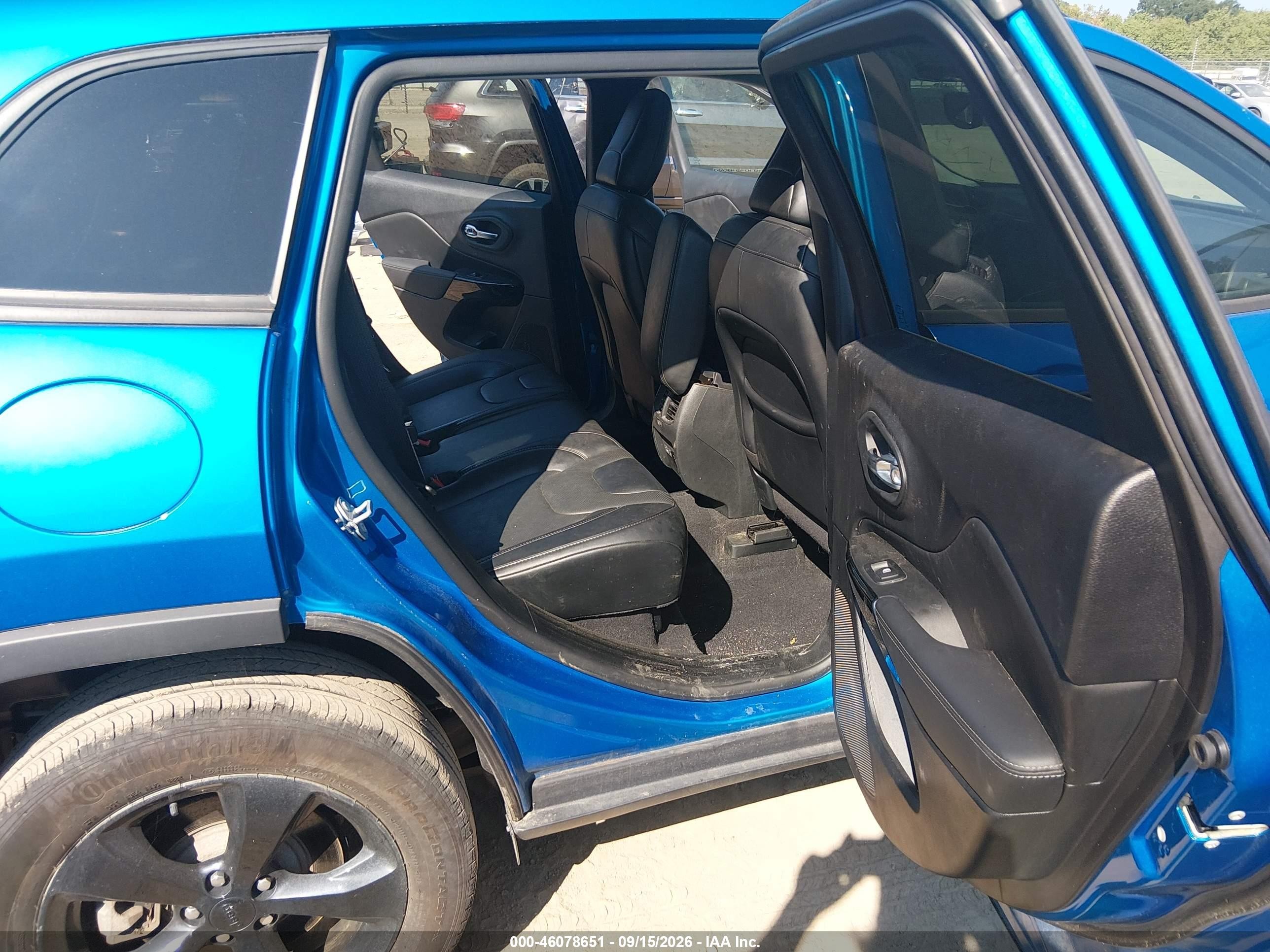 2023 Jeep Cherokee VIN 1C4PJMMB7PD108861 IAAI salvage auction — Side, Salvage (Tennessee), sold $8,500 on 2026-10-01 (photo 8)
