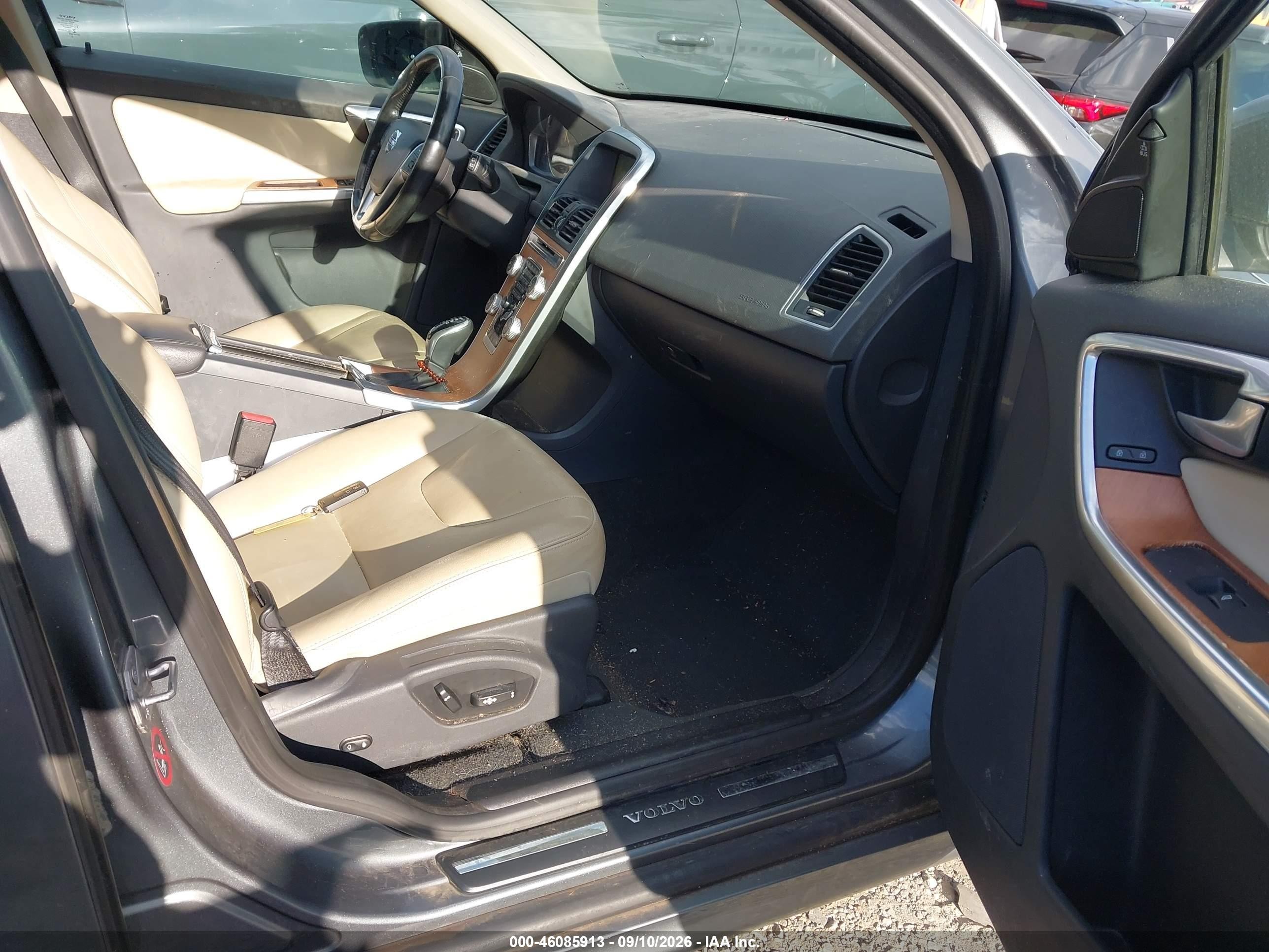 2017 Volvo Xc60 VIN YV440MDU8H2085835 IAAI salvage auction — Side, Salvage (Georgia), sold $3,600 on 2026-10-02 (photo 5)