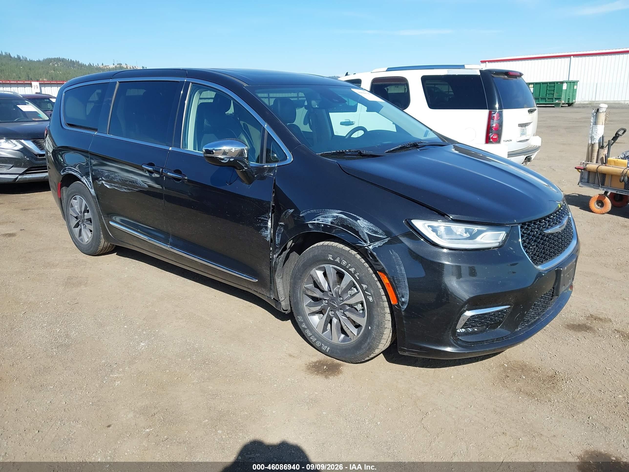 2023 Chrysler Pacifica VIN 2C4RC1S72PR632691 — IAAI salvage auction photo