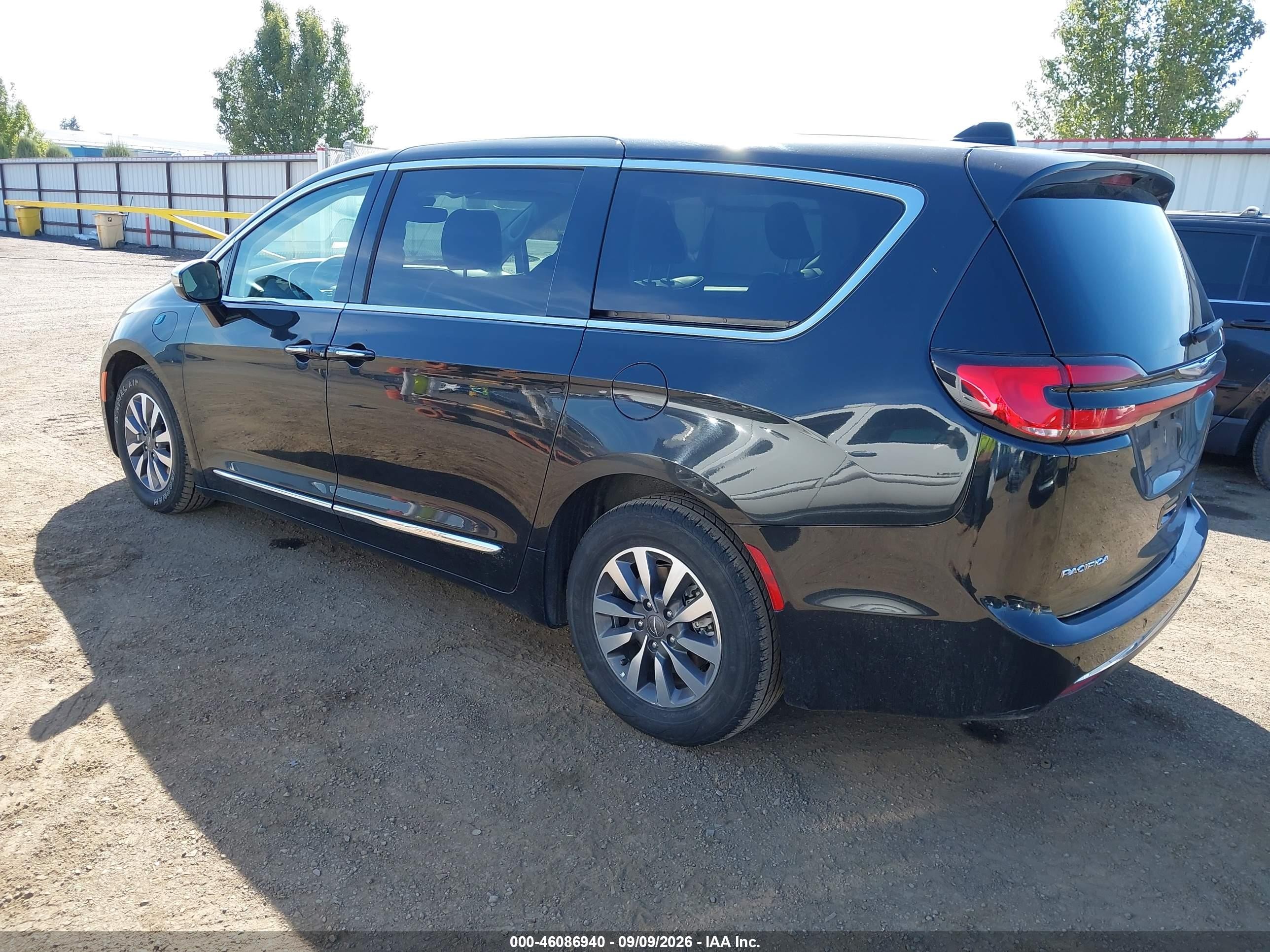 2023 Chrysler Pacifica VIN 2C4RC1S72PR632691 IAAI salvage auction — Side, Enterprise Vehicles Clear Only (California), sold $14,100 on 2026-09-14 (photo 3)