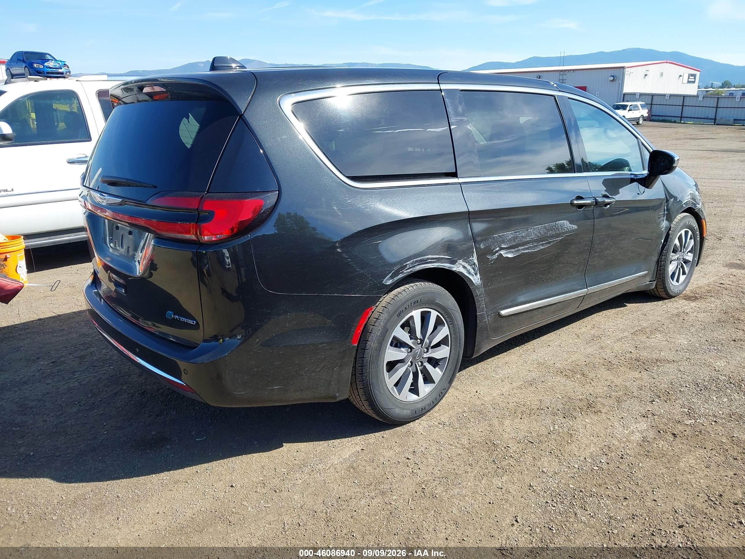 2023 Chrysler Pacifica VIN 2C4RC1S72PR632691 IAAI salvage auction — Side, Enterprise Vehicles Clear Only (California), sold $14,100 on 2026-09-14 (photo 4)