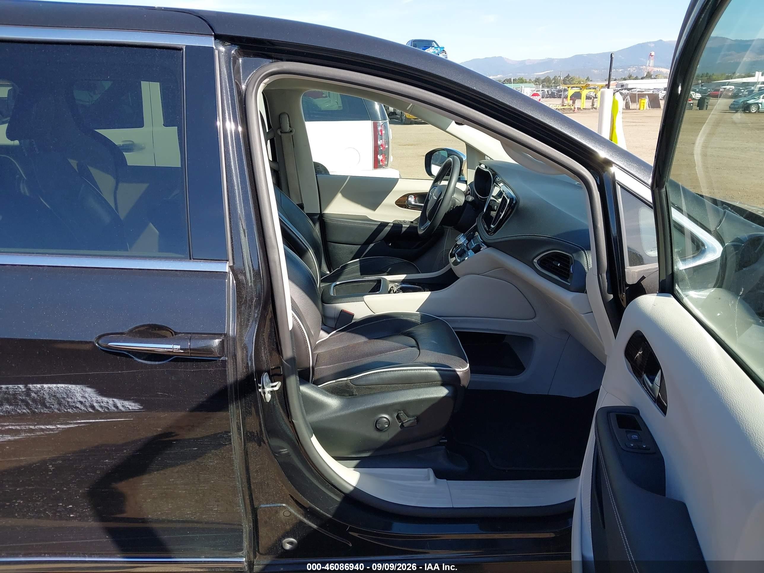 2023 Chrysler Pacifica VIN 2C4RC1S72PR632691 IAAI salvage auction — Side, Enterprise Vehicles Clear Only (California), sold $14,100 on 2026-09-14 (photo 5)