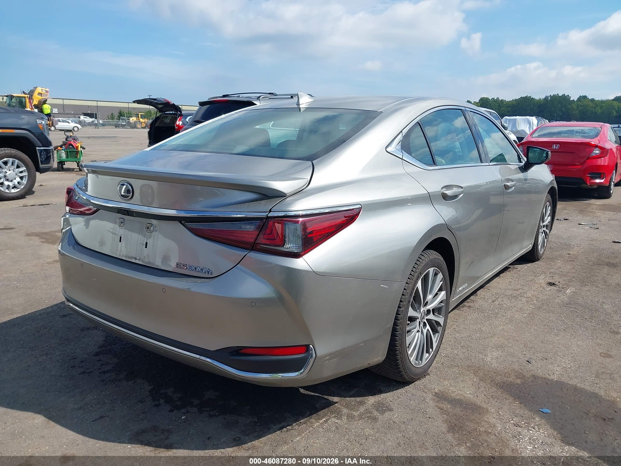 2020 Lexus ES VIN 58AD21B19LU005433 IAAI salvage auction — Hail, Salvage (Ohio), sold $15,800 on 2026-09-18 (photo 4)