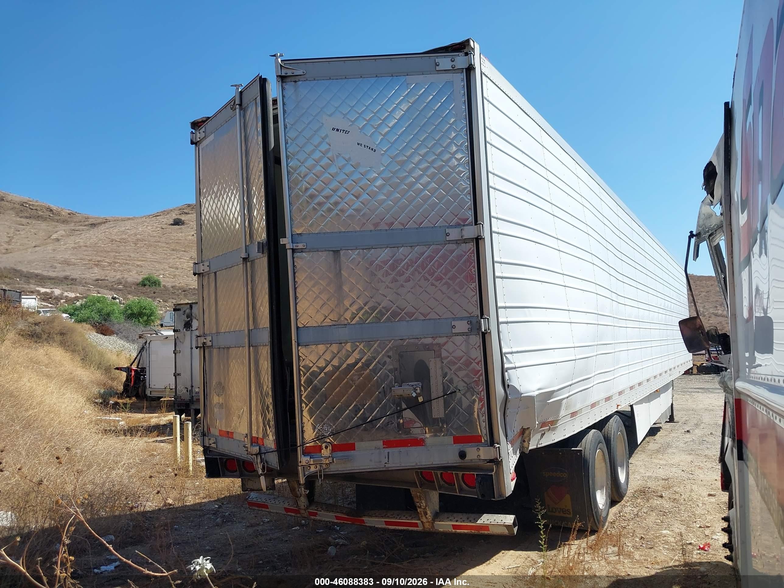 2007 Utility Trailer Mfg Unknown VIN 1UYVS25317U013729 IAAI salvage auction — Front & Rear, Salvage (California), sold $1,650 on 2026-09-23 (photo 4)