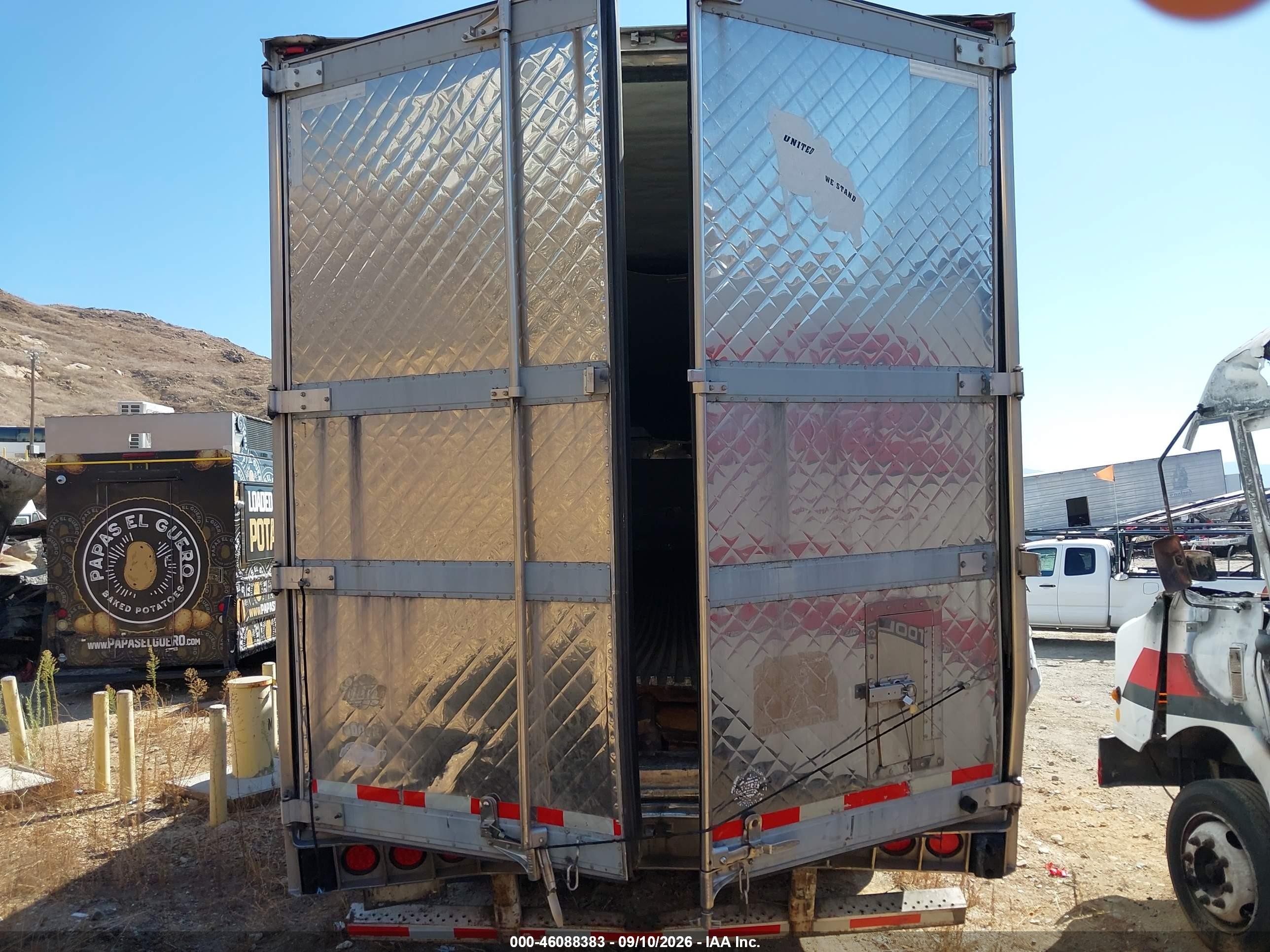 2007 Utility Trailer Mfg Unknown VIN 1UYVS25317U013729 IAAI salvage auction — Front & Rear, Salvage (California), sold $1,650 on 2026-09-23 (photo 8)