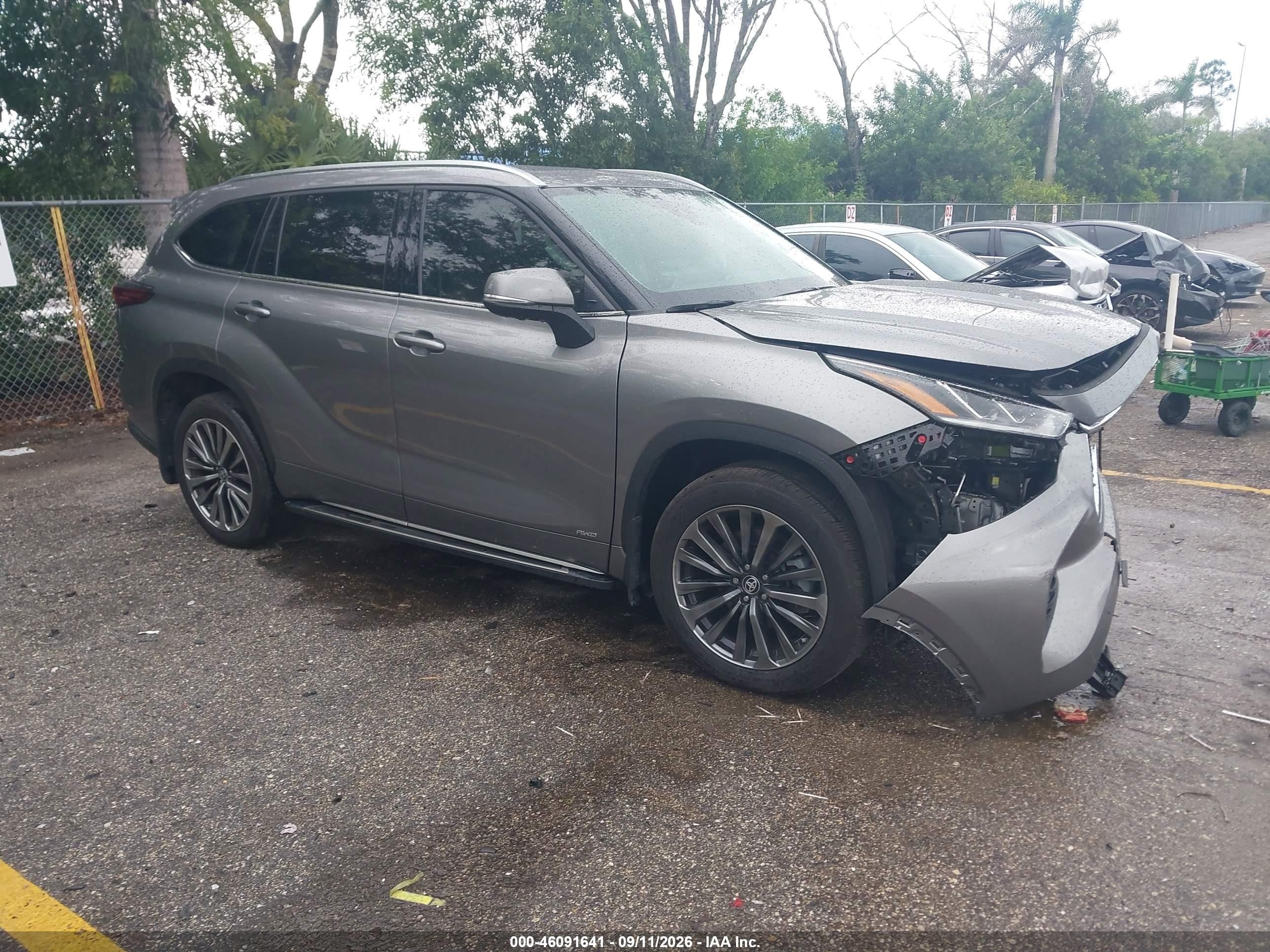 2025 Toyota Highlander Hybrid VIN 5TDKBRCH5SS649320 — IAAI salvage auction photo