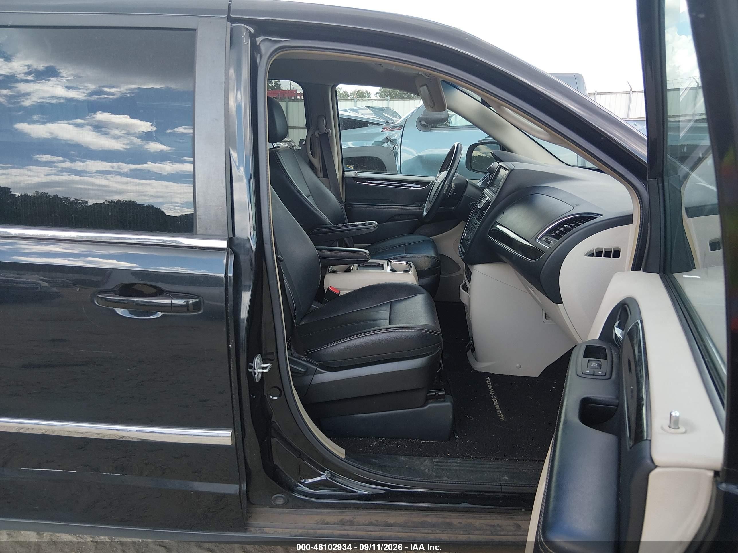 2016 Chrysler Town & country VIN 2C4RC1BG7GR213848 IAAI salvage auction — Normal Wear, Clear (Georgia), sold $975 on 2026-09-25 (photo 5)