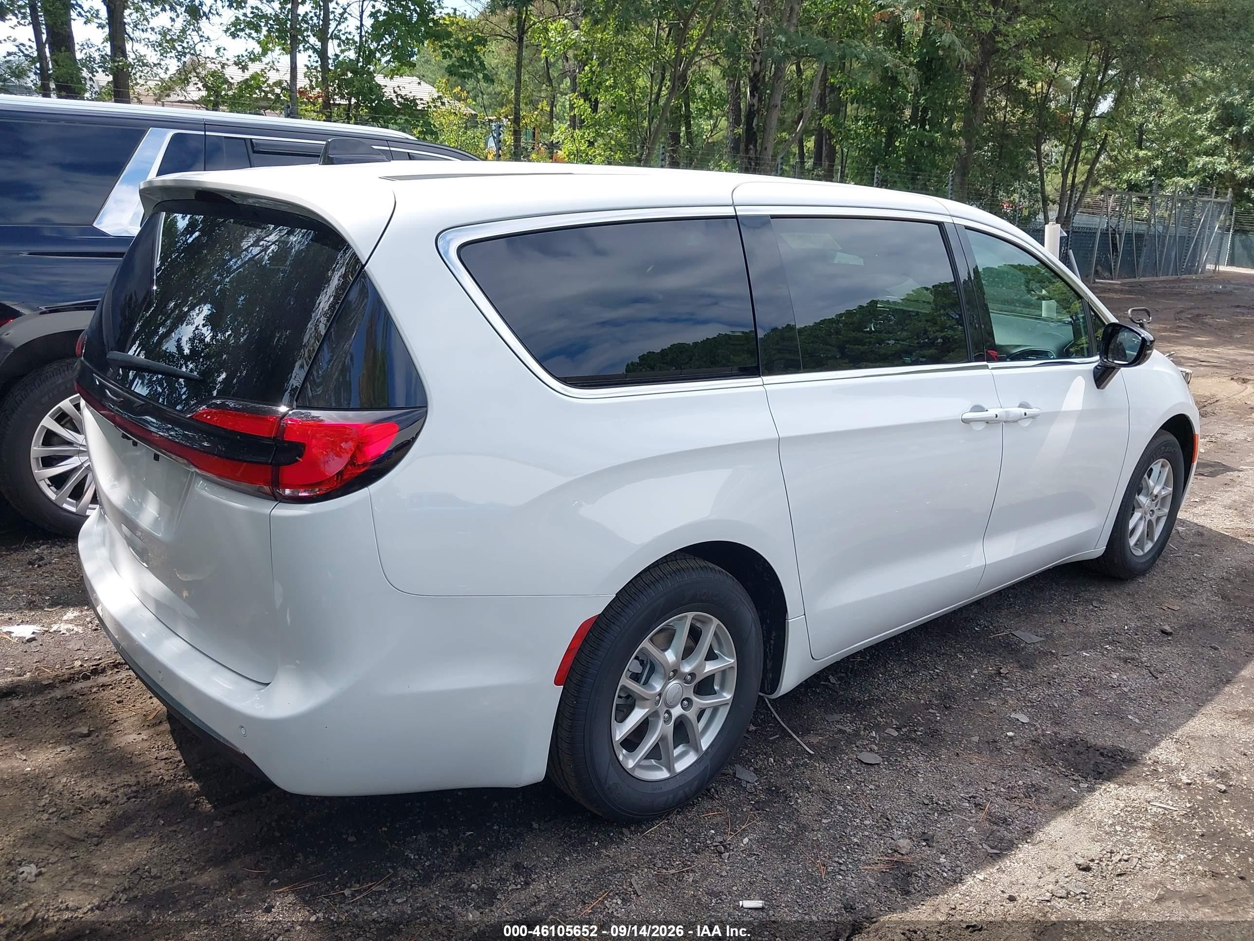 2027 Chrysler Pacifica VIN 2C4RC1BG0VR590891 IAAI salvage auction — Side, Enterprise Vehicles Clear Only (Virginia), sold $25,500 on 2026-09-17 (photo 4)