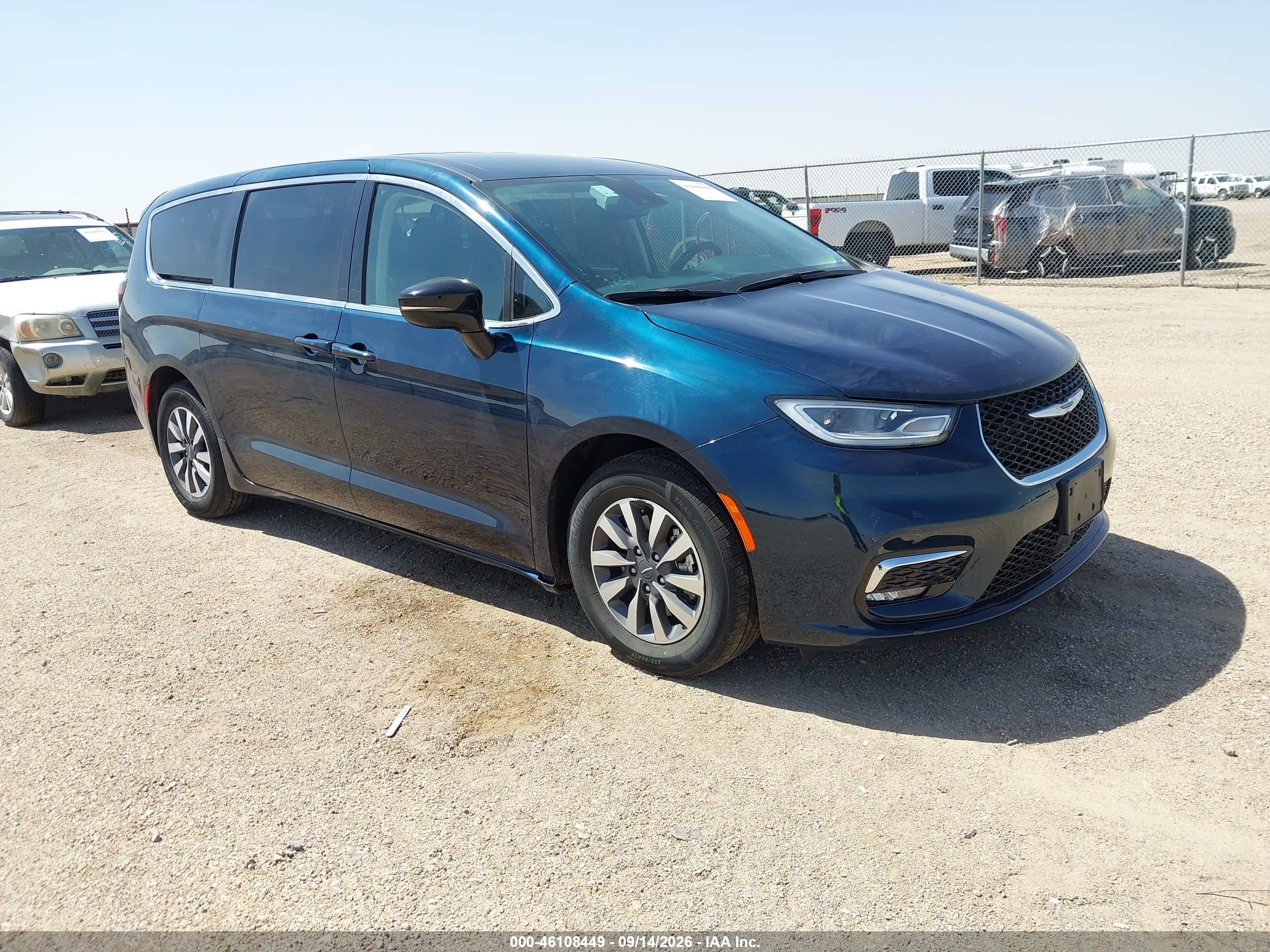 2024 Chrysler Pacifica VIN 2C4RC1S74RR177863 — IAAI salvage auction photo
