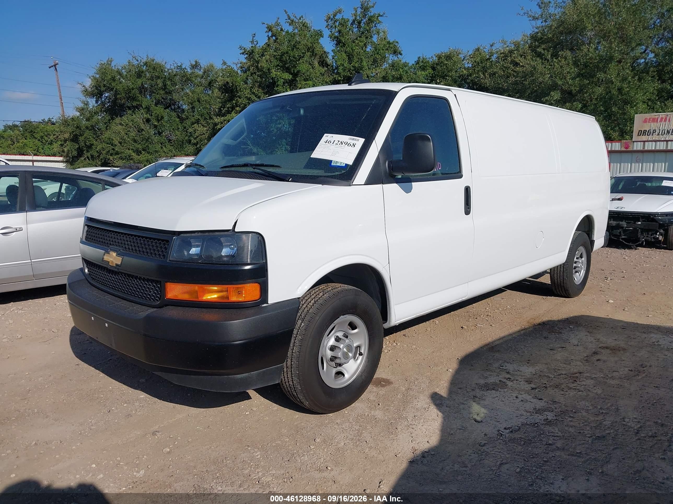 2025 Chevrolet Express Cargo VIN 1GCWGBFP4S1264258 IAAI salvage auction — Side, Enterprise Vehicles Clear Only (Texas), sold $21,100 on 2026-09-23 (photo 2)