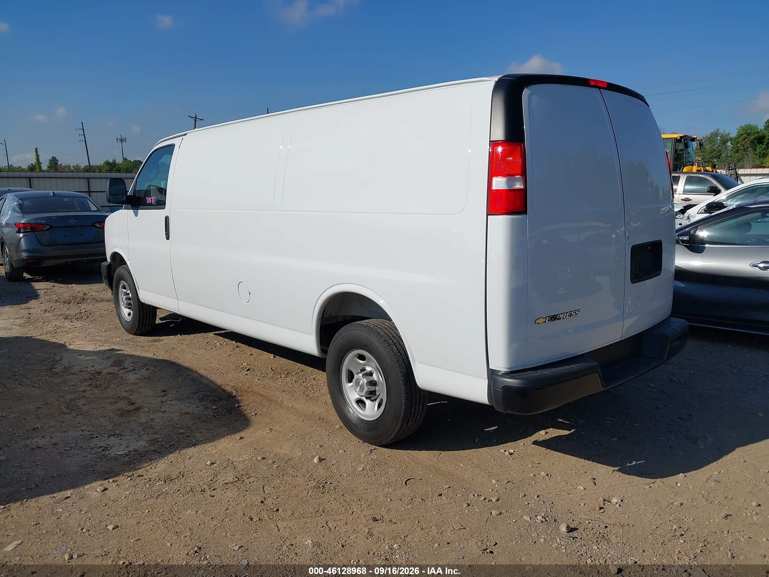 2025 Chevrolet Express Cargo VIN 1GCWGBFP4S1264258 IAAI salvage auction — Side, Enterprise Vehicles Clear Only (Texas), sold $21,100 on 2026-09-23 (photo 3)