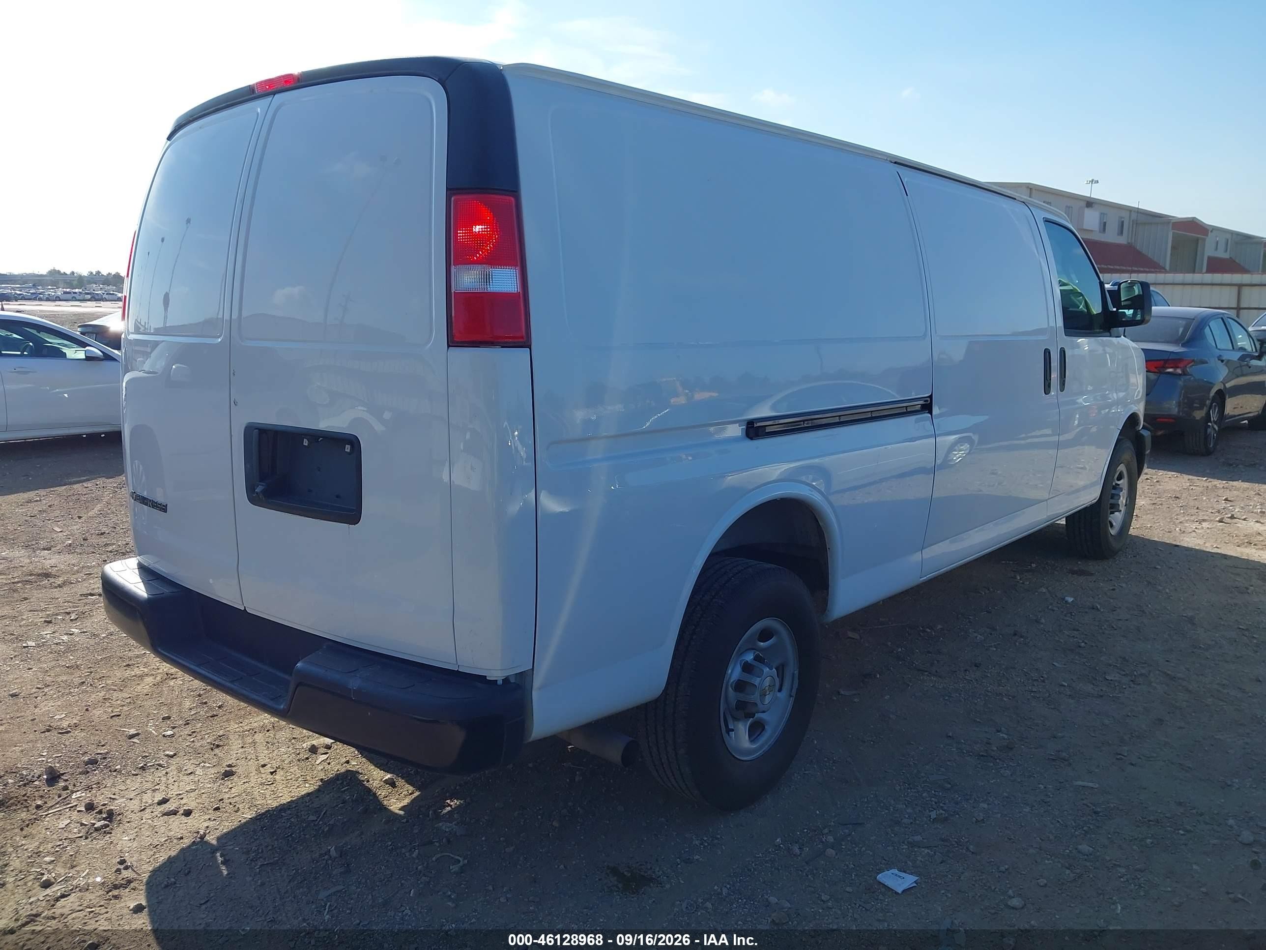 2025 Chevrolet Express Cargo VIN 1GCWGBFP4S1264258 IAAI salvage auction — Side, Enterprise Vehicles Clear Only (Texas), sold $21,100 on 2026-09-23 (photo 4)