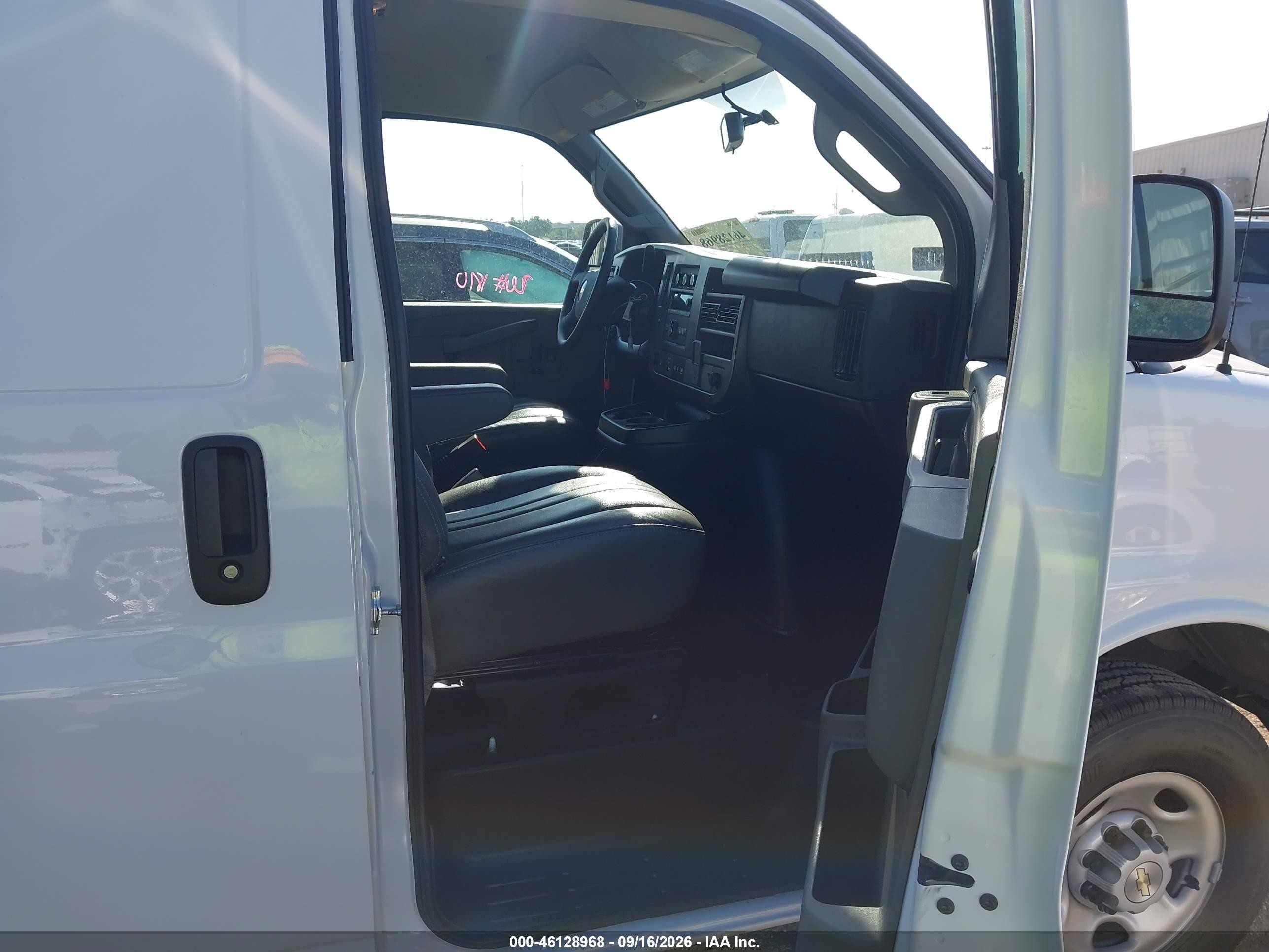 2025 Chevrolet Express Cargo VIN 1GCWGBFP4S1264258 IAAI salvage auction — Side, Enterprise Vehicles Clear Only (Texas), sold $21,100 on 2026-09-23 (photo 5)