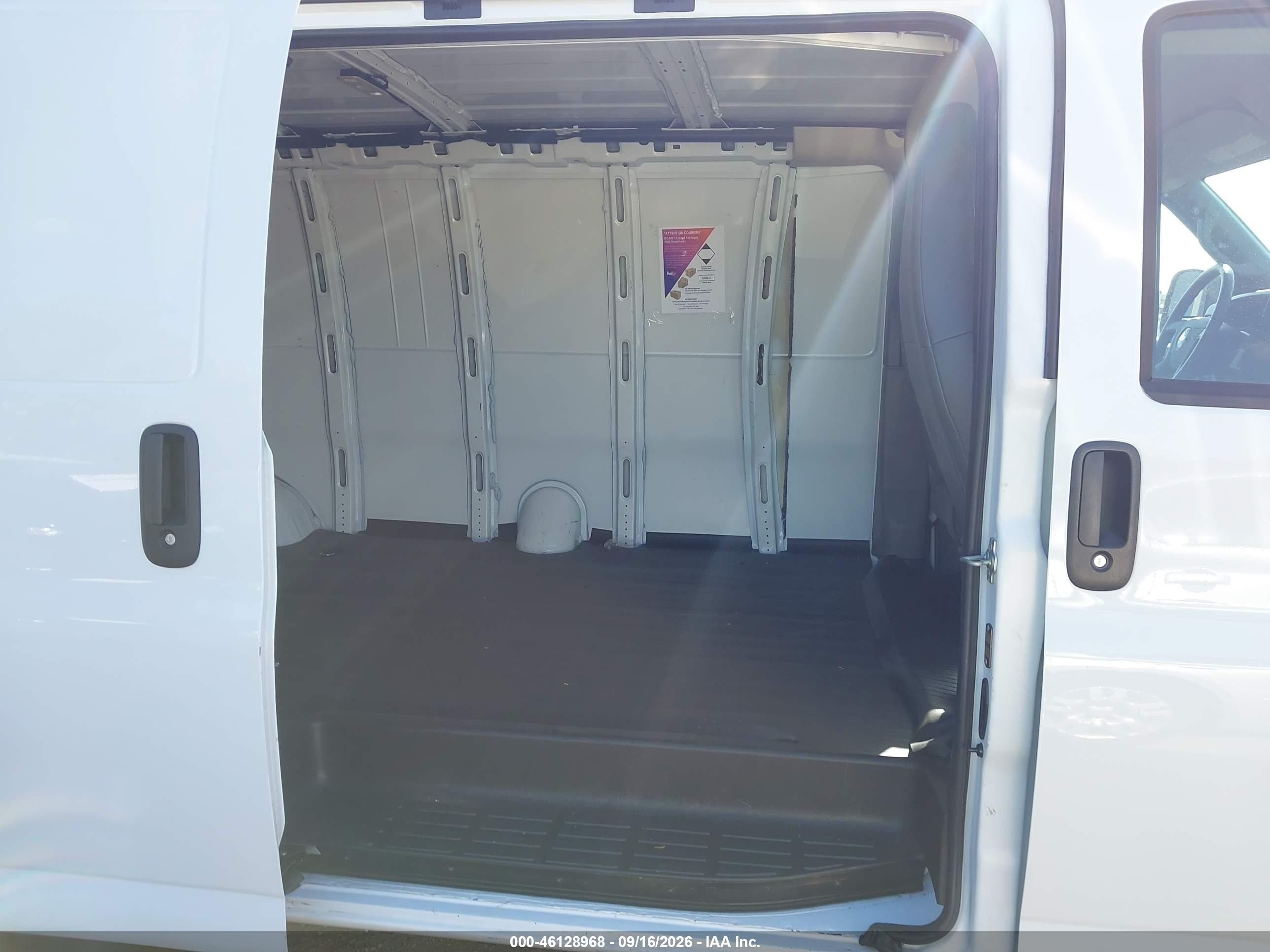 2025 Chevrolet Express Cargo VIN 1GCWGBFP4S1264258 IAAI salvage auction — Side, Enterprise Vehicles Clear Only (Texas), sold $21,100 on 2026-09-23 (photo 8)
