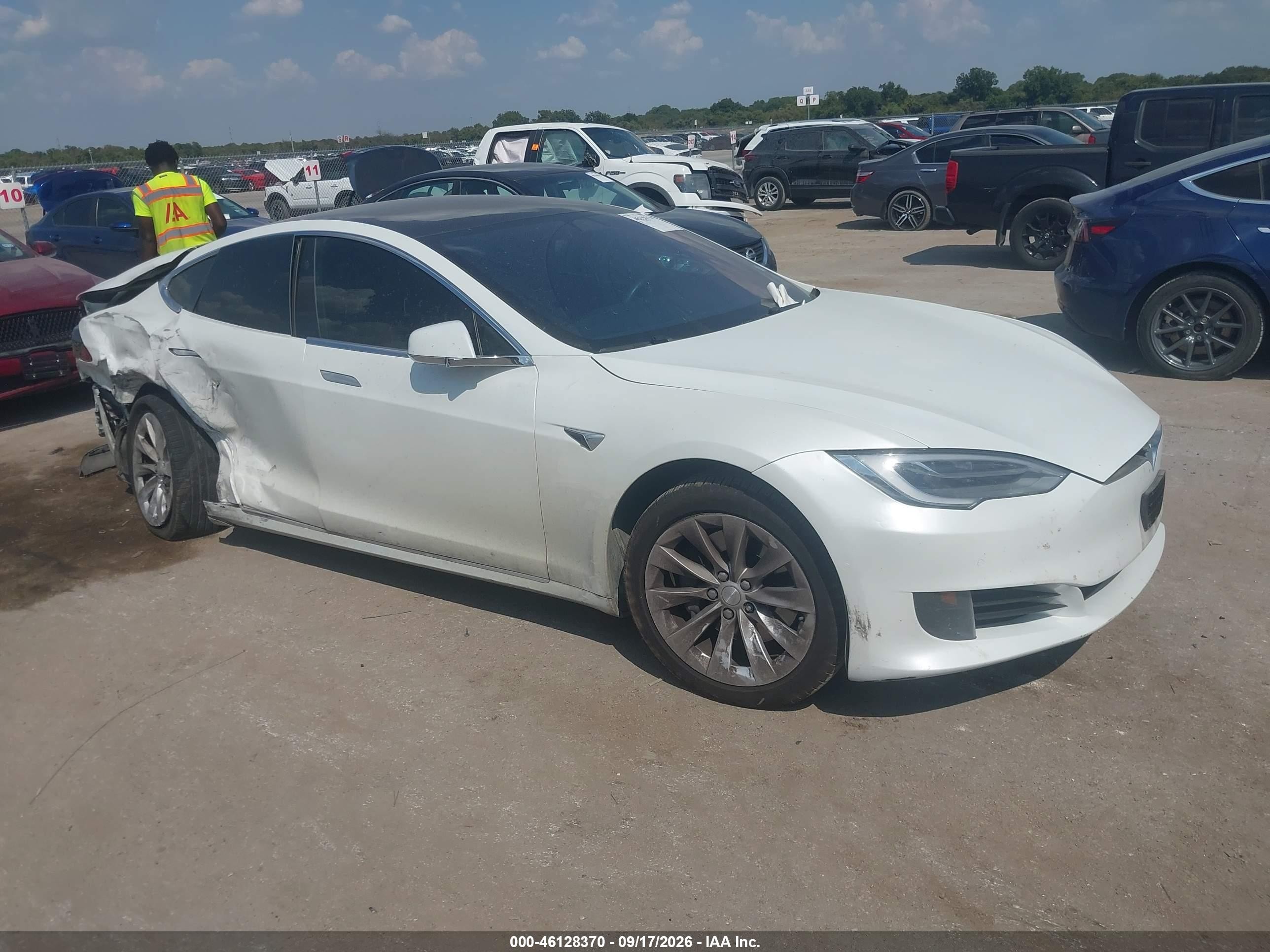 2017 Tesla Model s VIN 5YJSA1E1XHF204492 IAAI salvage auction — Side, Salvage (Texas), sold $5,100 on 2026-10-20 (photo 1)