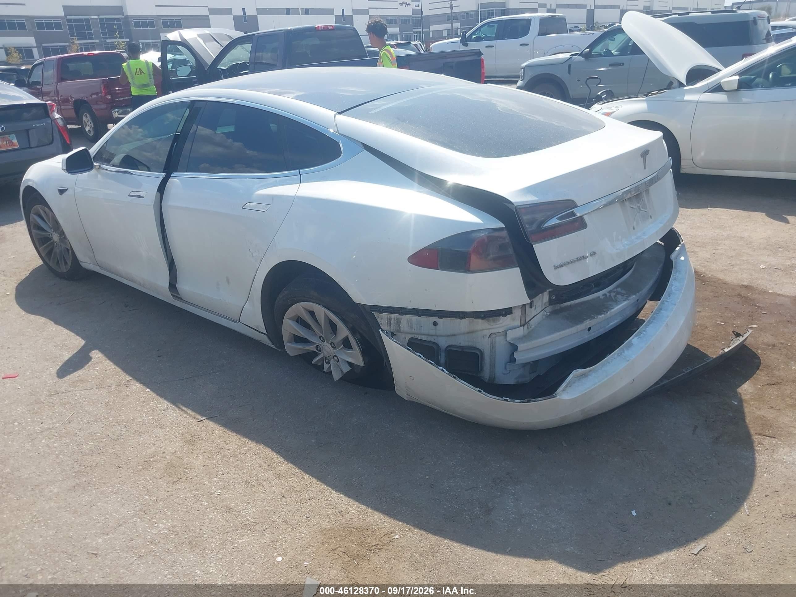 2017 Tesla Model s VIN 5YJSA1E1XHF204492 IAAI salvage auction — Side, Salvage (Texas), sold $5,100 on 2026-10-20 (photo 3)